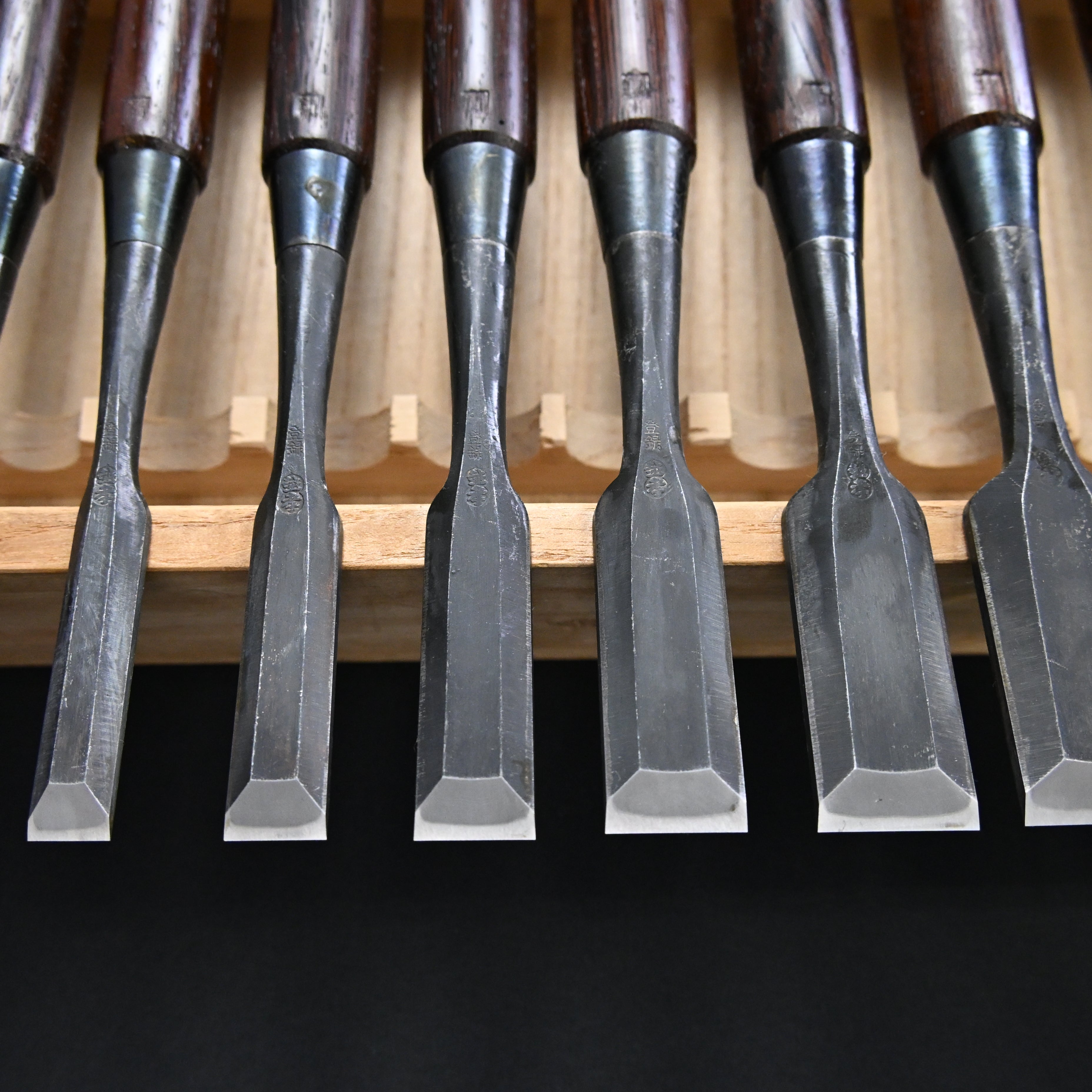 希少品  二代越孝 黒打 四ツ裏 磨仕上 20本組鑿 白紙鋼      Authentic Vintage Koshitaka Second Generation 20pc chisels set