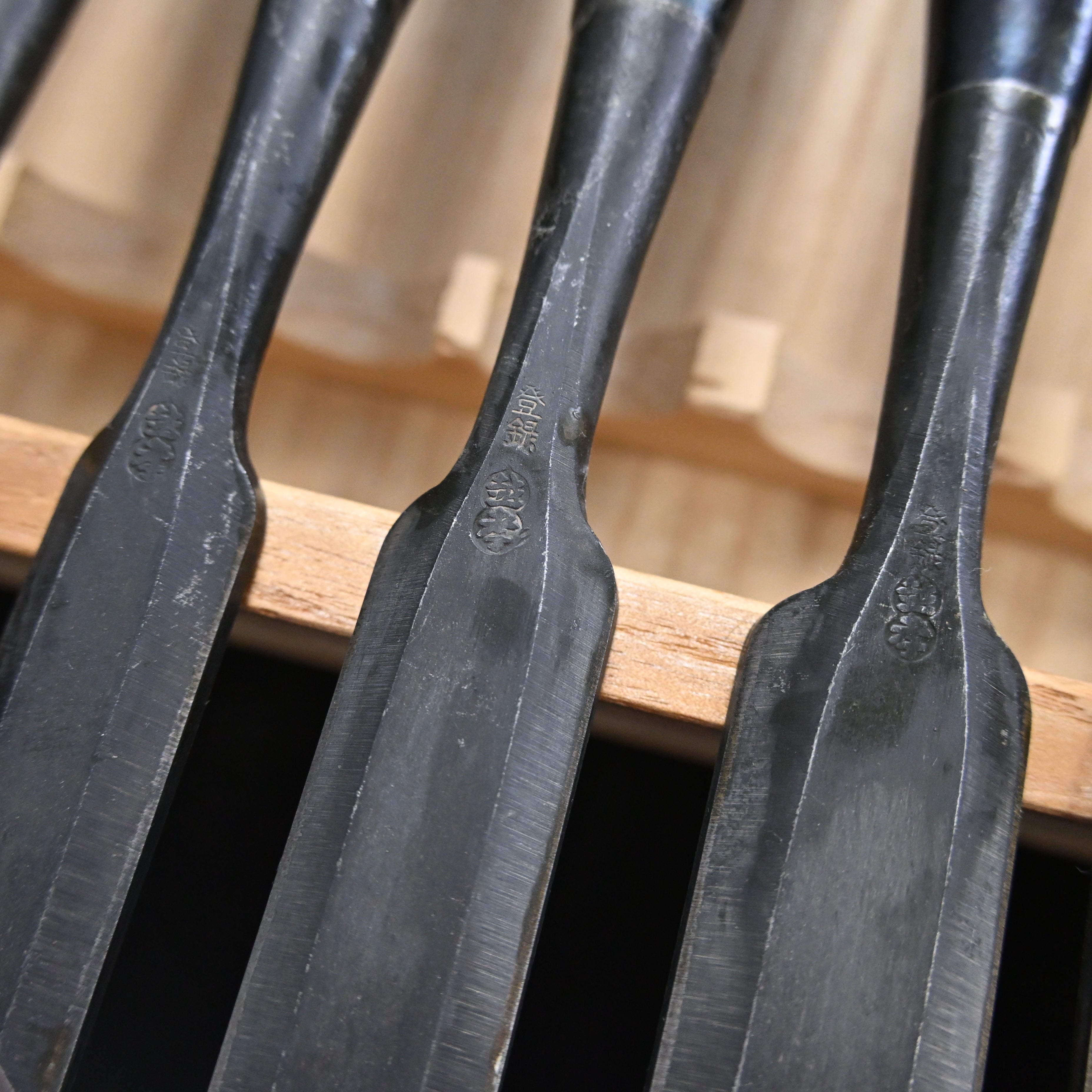 希少品  二代越孝 黒打 四ツ裏 磨仕上 20本組鑿 白紙鋼      Authentic Vintage Koshitaka Second Generation 20pc chisels set