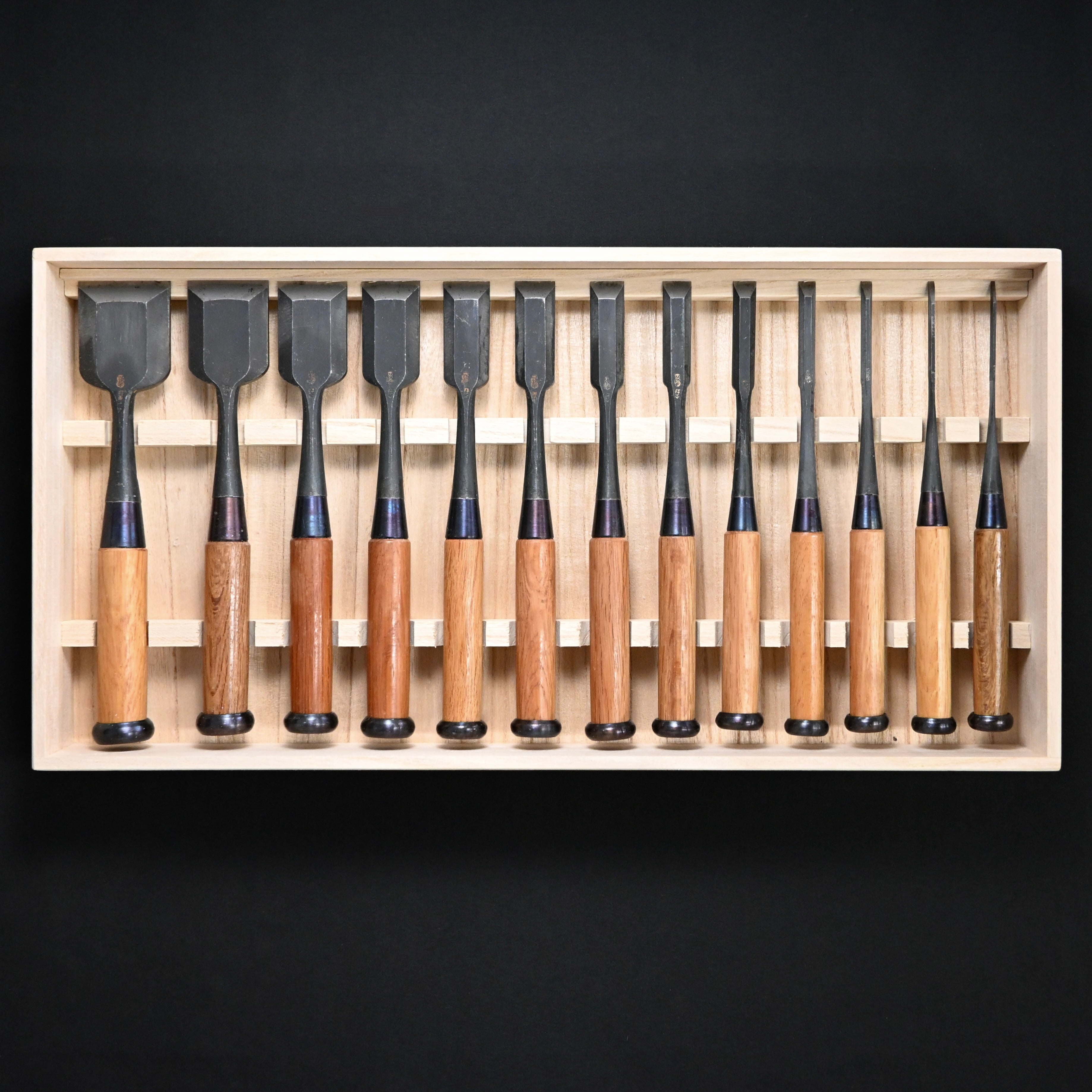 掘出し物 孝弘 面取追入組鑿 赤樫柄 13本組   Old Stock Takahiro Bench chisels set
