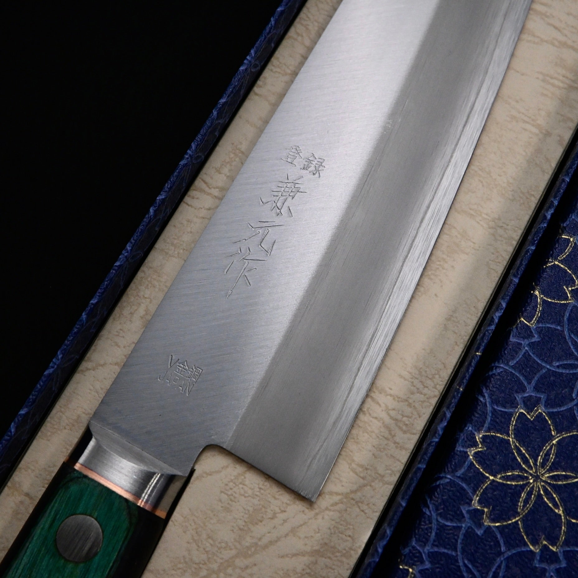 Kanemoto Santoku kitchen knife Green Handle  兼元 三徳包丁 DPゴールド 170mm 緑合板柄