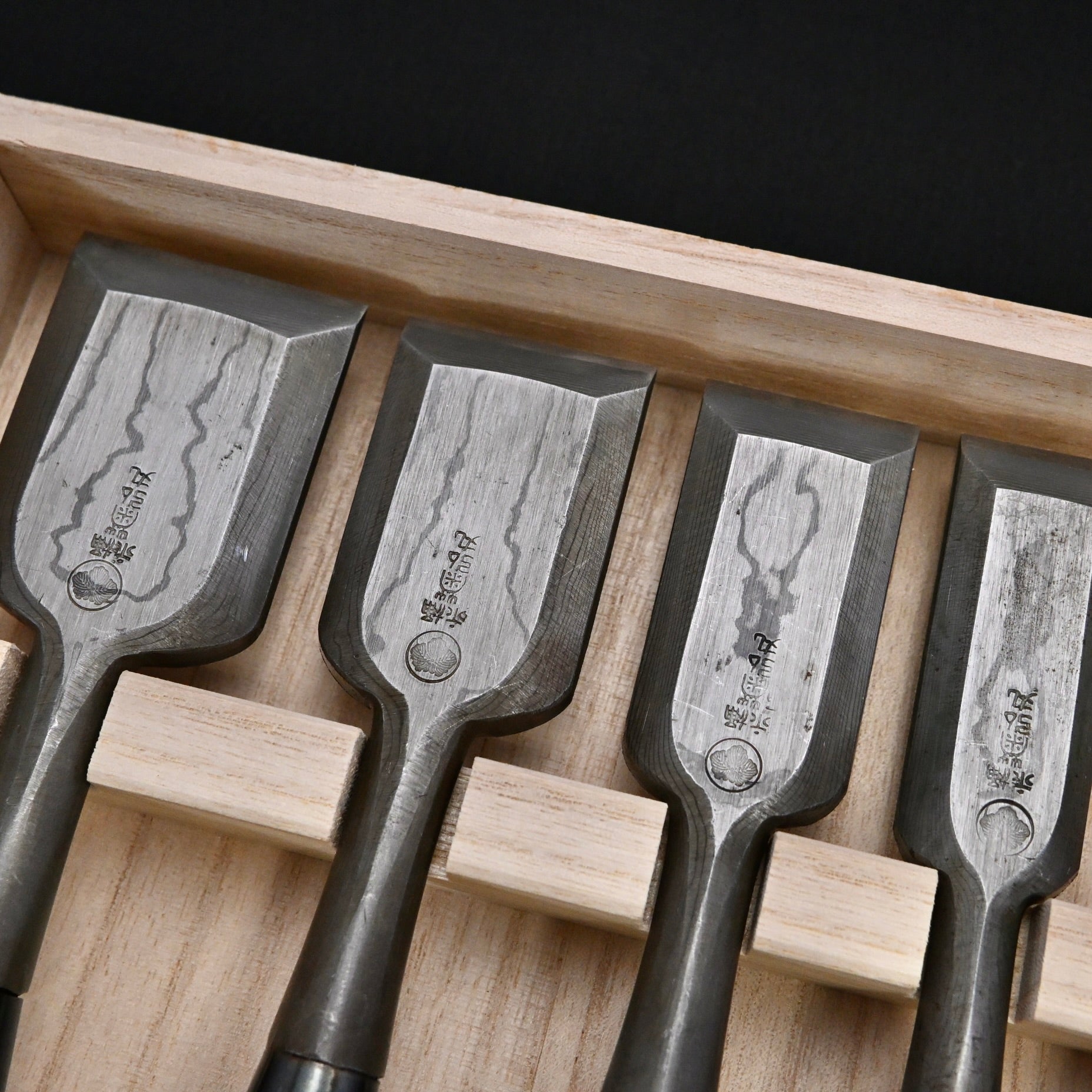 菊弘丸 追入組鑿 積層材 白樫柄 5本組    Kikuhiromaru Bench chisels set with white oak handle(Oirenomi)