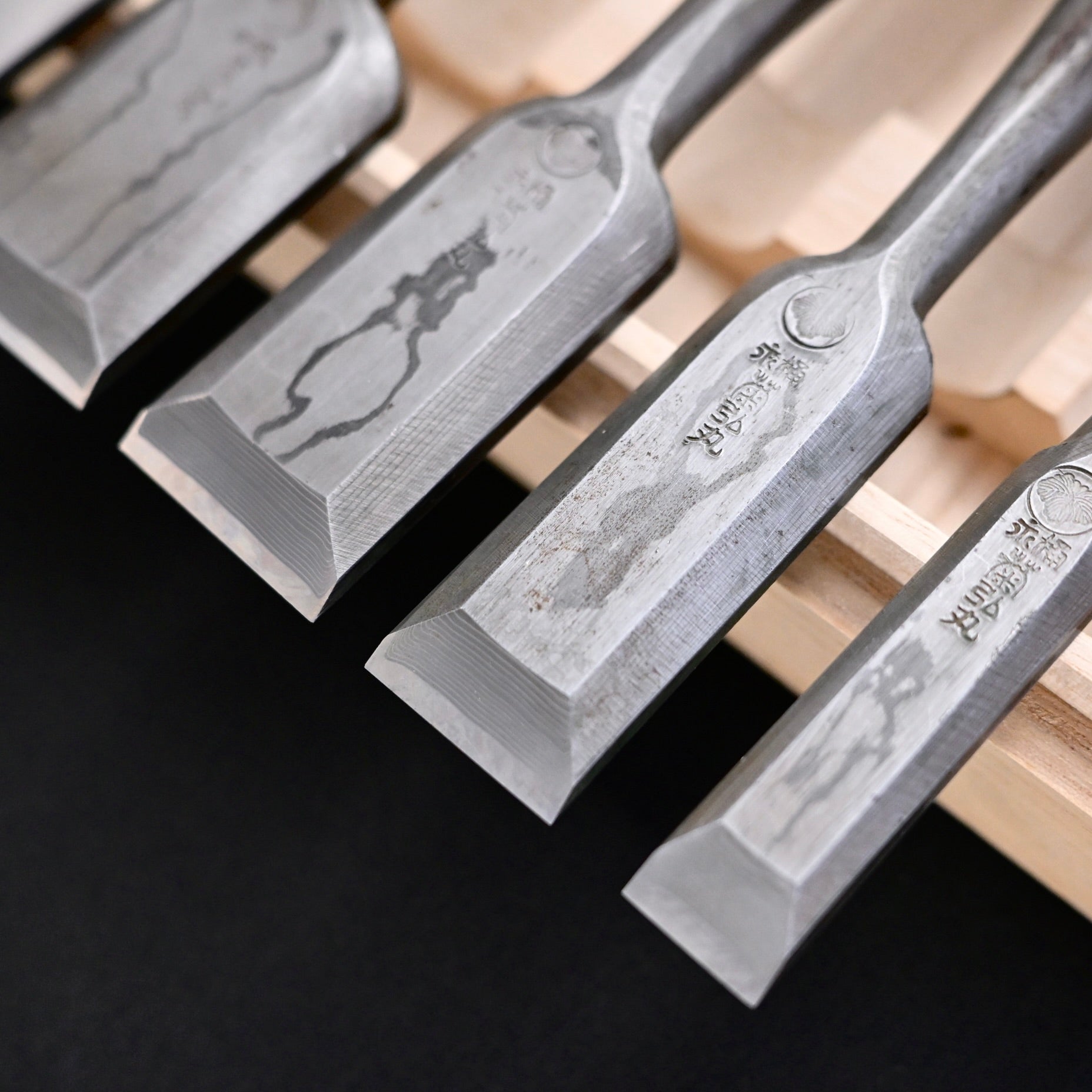 菊弘丸 追入組鑿 積層材 白樫柄 5本組    Kikuhiromaru Bench chisels set with white oak handle(Oirenomi)