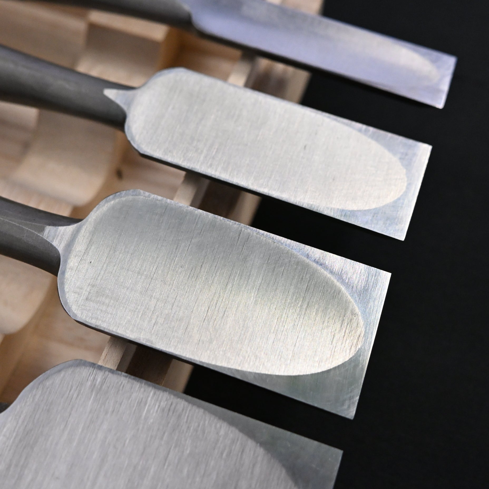 菊弘丸 追入組鑿 積層材 白樫柄 5本組    Kikuhiromaru Bench chisels set with white oak handle(Oirenomi)