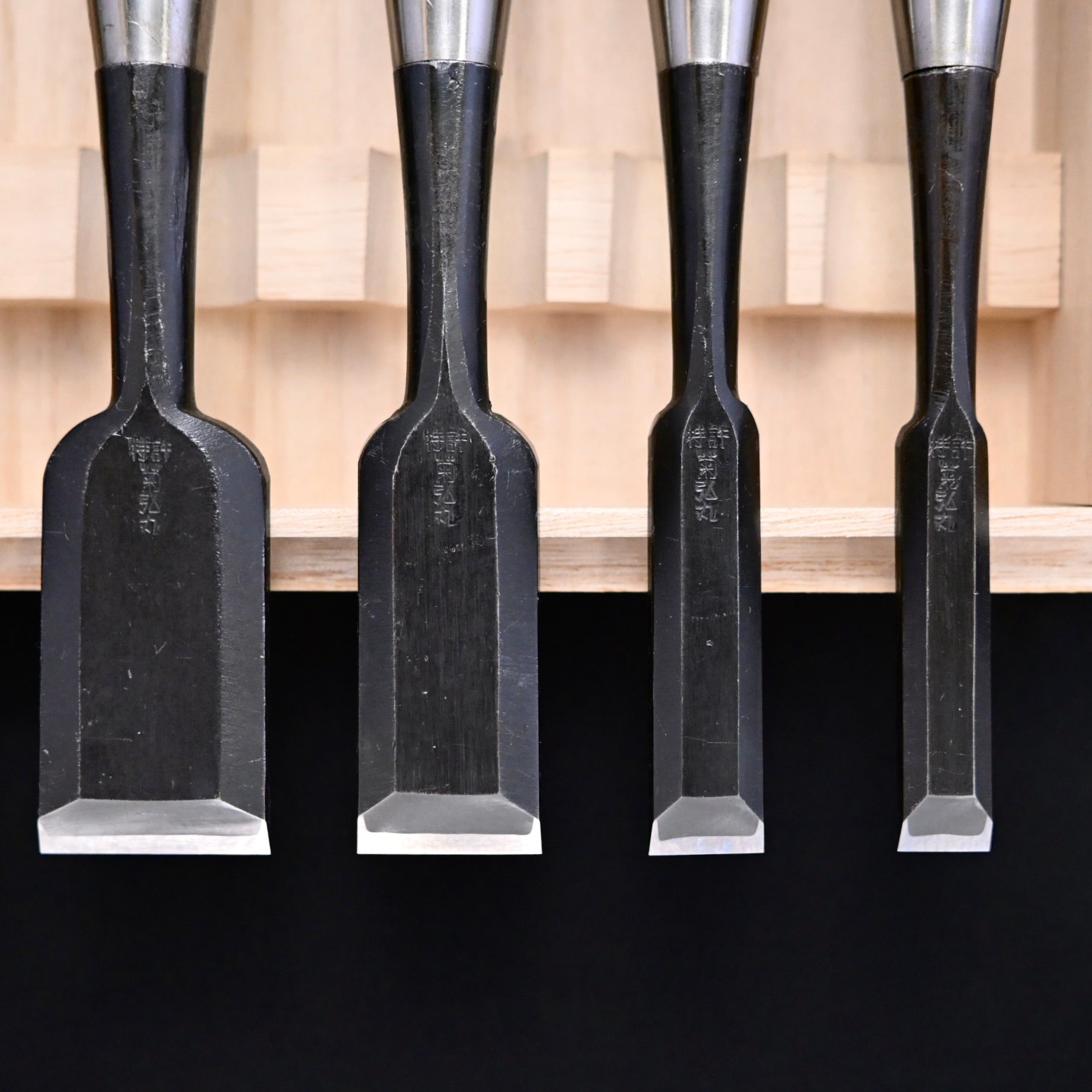 菊弘丸 追入組鑿 黒檀柄 5本組    Kikuhiromaru Bench chisels set with Ebony handle(Oirenomi)