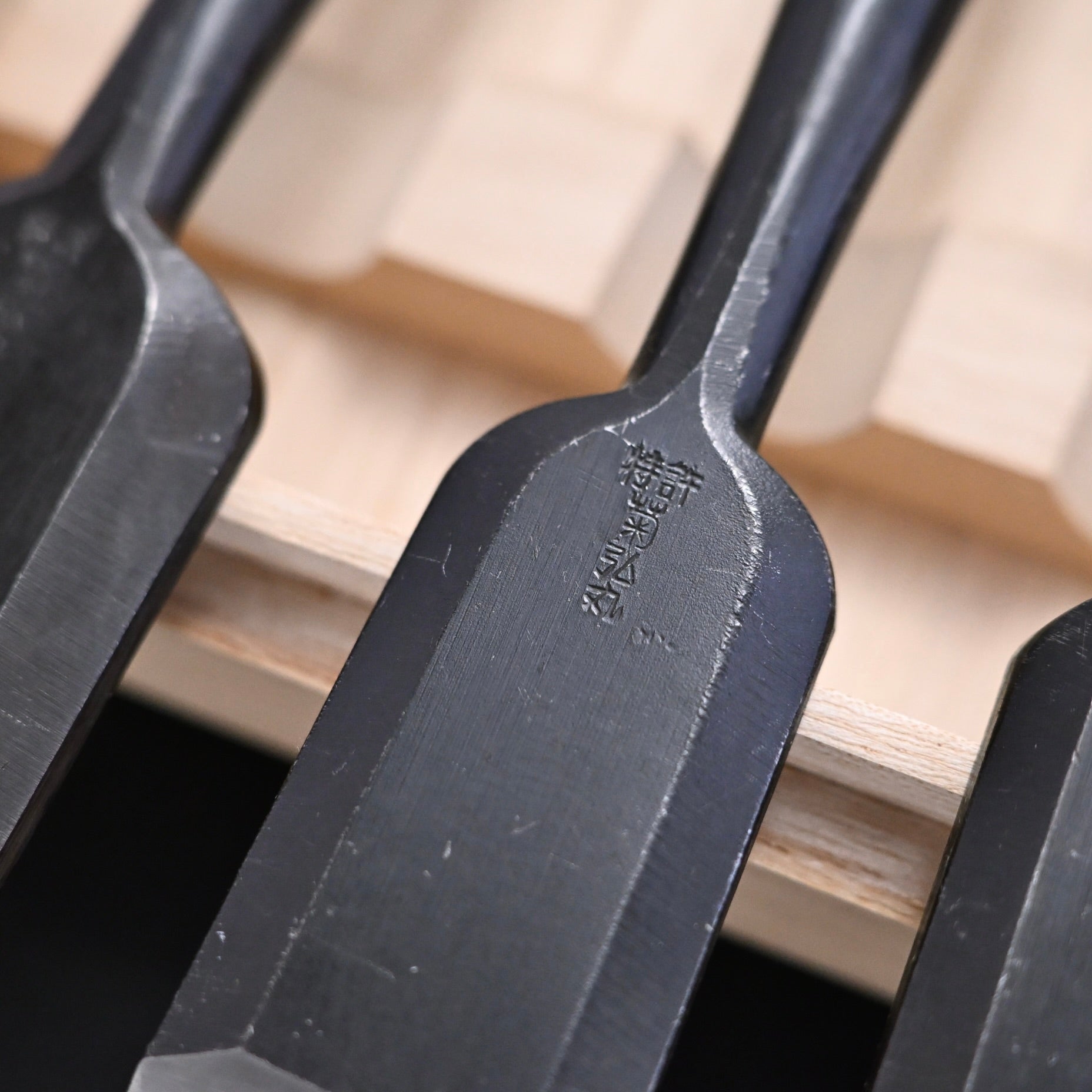 菊弘丸 追入組鑿 黒檀柄 5本組    Kikuhiromaru Bench chisels set with Ebony handle(Oirenomi)