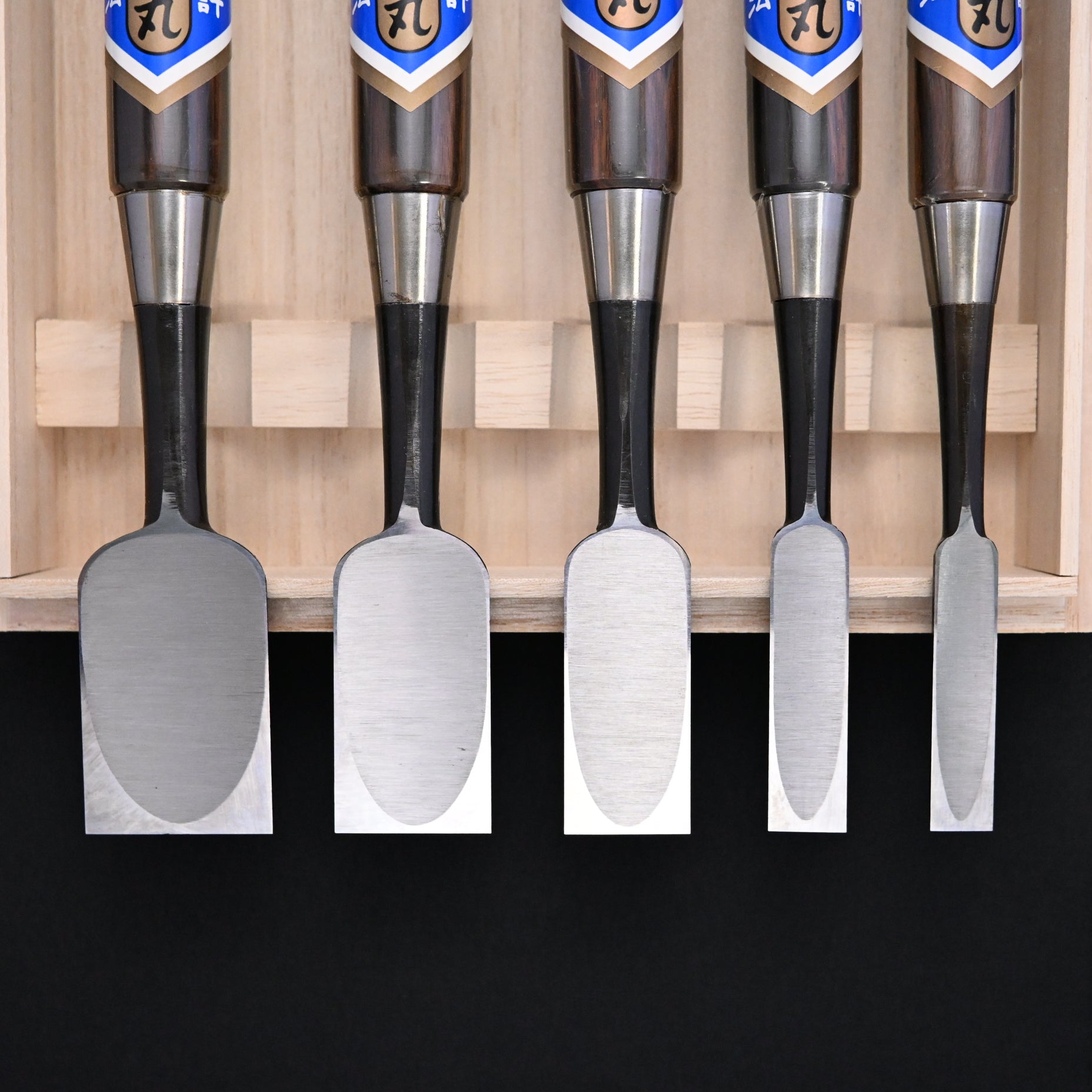 菊弘丸 追入組鑿 黒檀柄 5本組    Kikuhiromaru Bench chisels set with Ebony handle(Oirenomi)