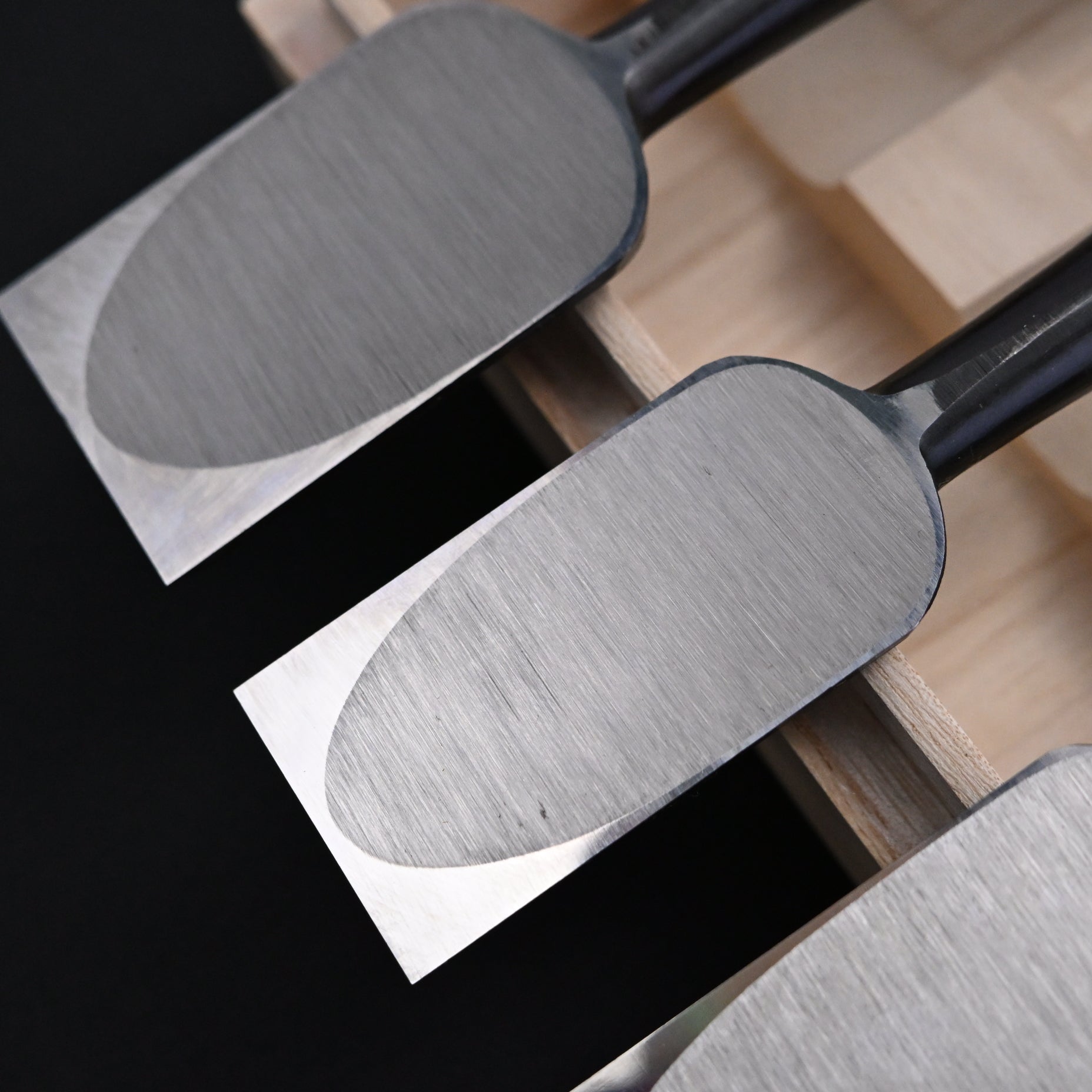 菊弘丸 追入組鑿 黒檀柄 5本組    Kikuhiromaru Bench chisels set with Ebony handle(Oirenomi)