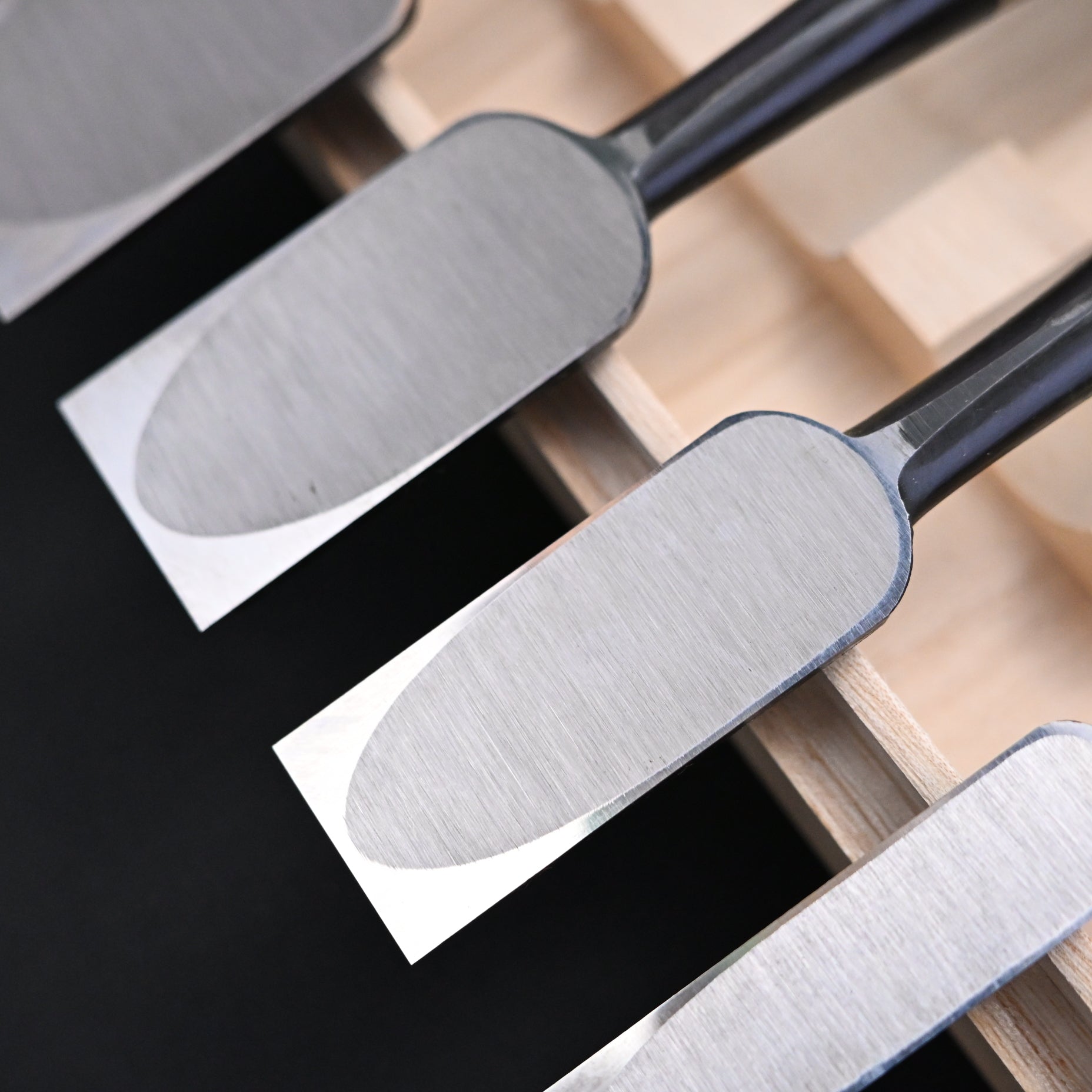 菊弘丸 追入組鑿 黒檀柄 5本組    Kikuhiromaru Bench chisels set with Ebony handle(Oirenomi)