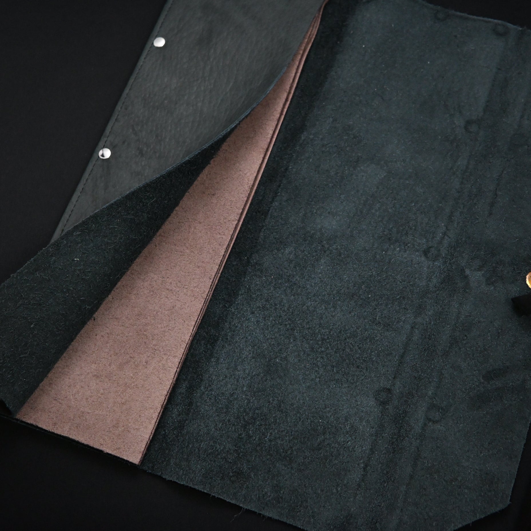 Daido Bench chisels Leather Cloth Bag Glay    大道 本革グレー鑿巻 追入用 本革黒紐付き ３ヶ袖付