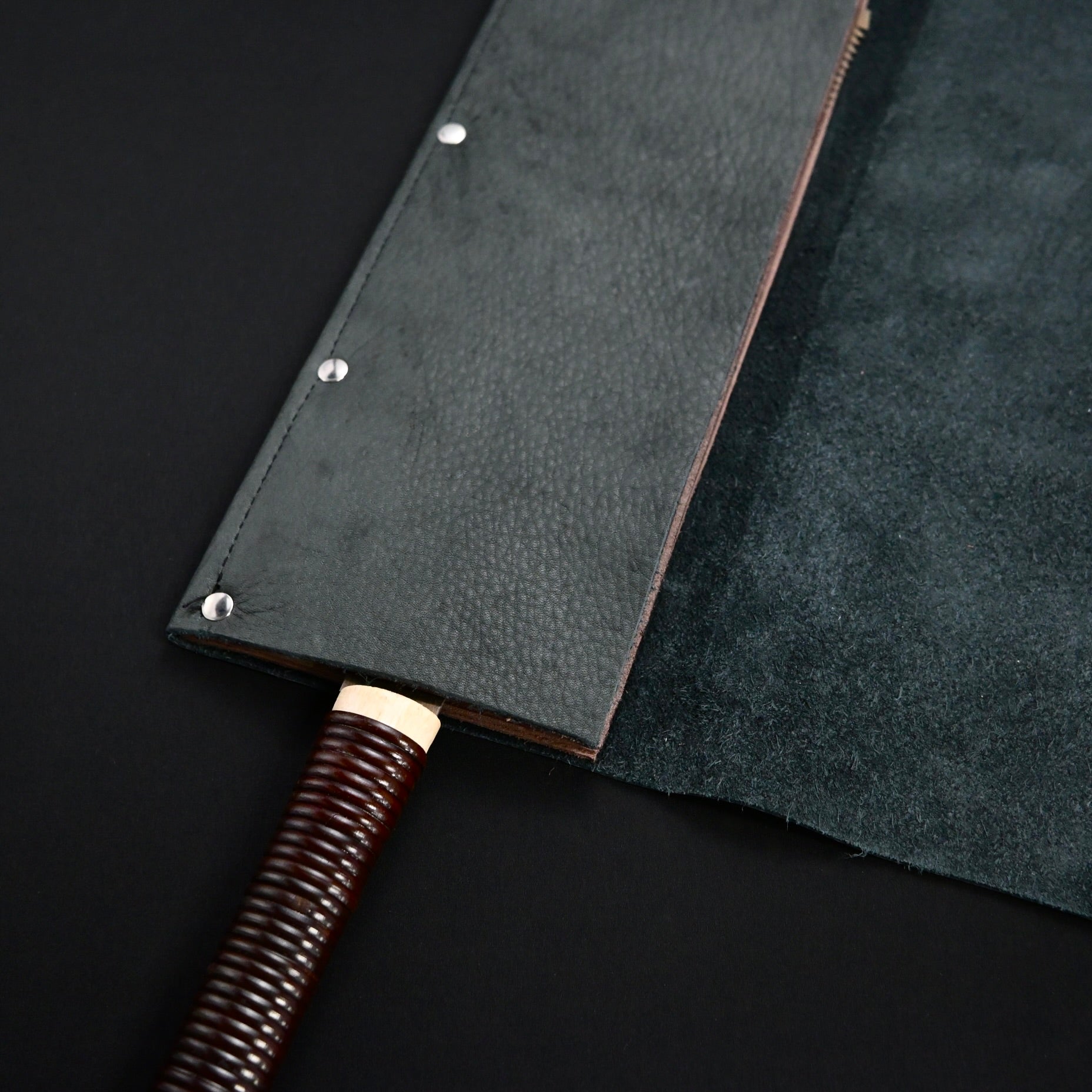 Daido Bench chisels Leather Cloth Bag Glay    大道 本革グレー鑿巻 追入用 本革黒紐付き ３ヶ袖付