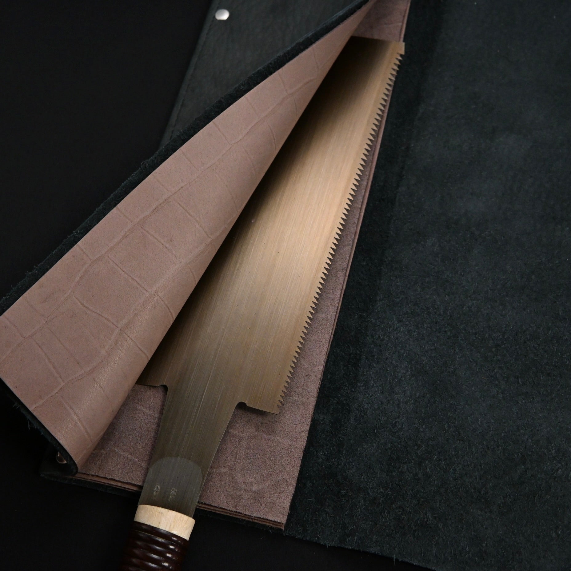 Daido Bench chisels Leather Cloth Bag Glay    大道 本革グレー鑿巻 追入用 本革黒紐付き ３ヶ袖付