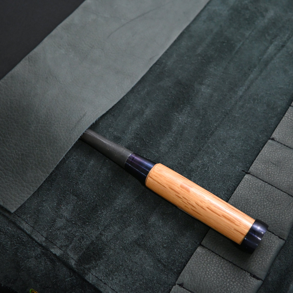 Daido Timber chisels Leather Cloth Bag Glay 大道 本革叩鑿巻 黒紐付き３ヶ袖付 グレー