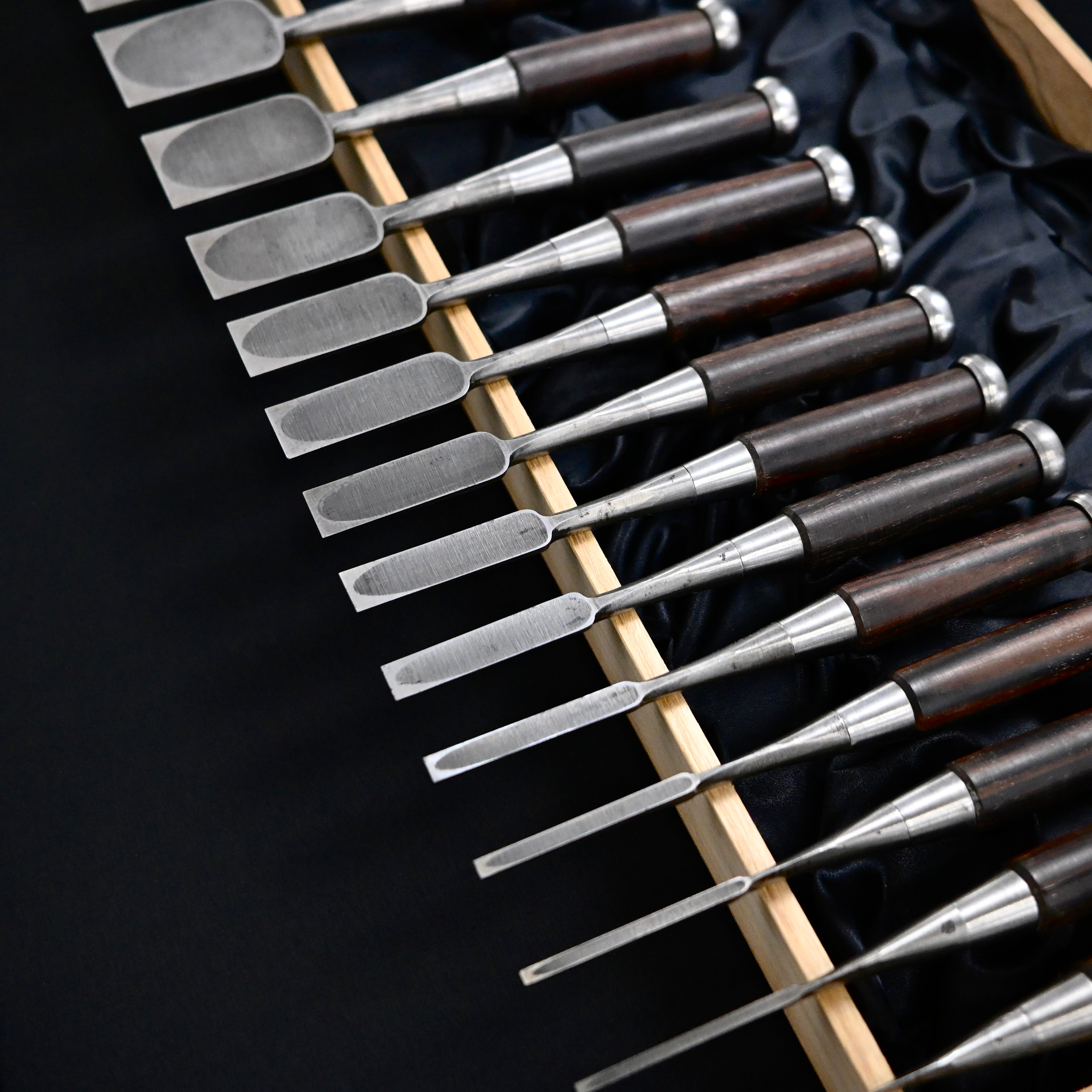 Authentic Vintage Naoyuki (Yamahiro) Bench Chisels set by Okayama Takeshi  希少品  岡山猛作 直之(問屋銘) 追入鑿15本組