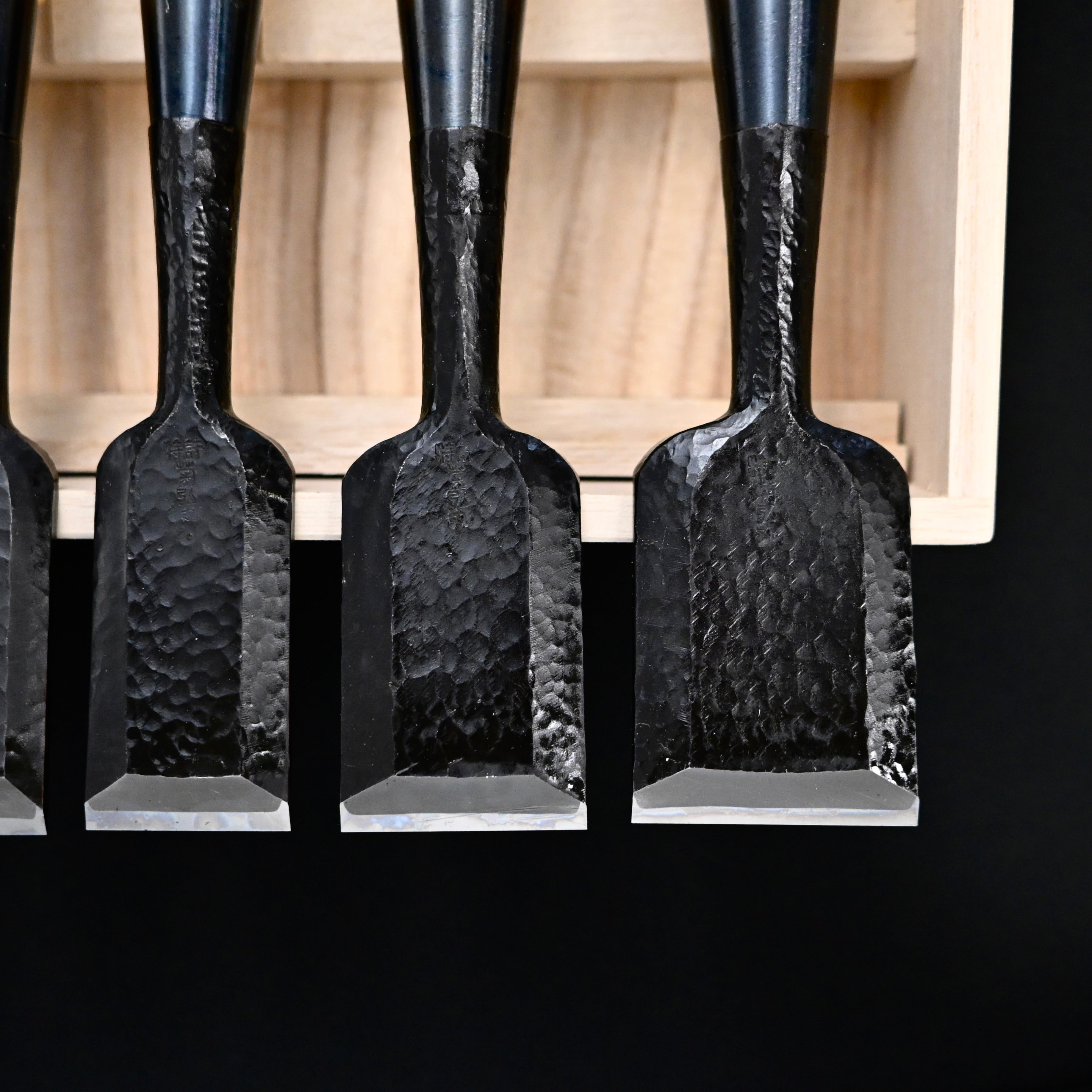 菊弘丸 槌目 追入組鑿 グミ柄付 桐箱付     Kikuhiromaru Tsuchime Bench chisels set  with wooden box