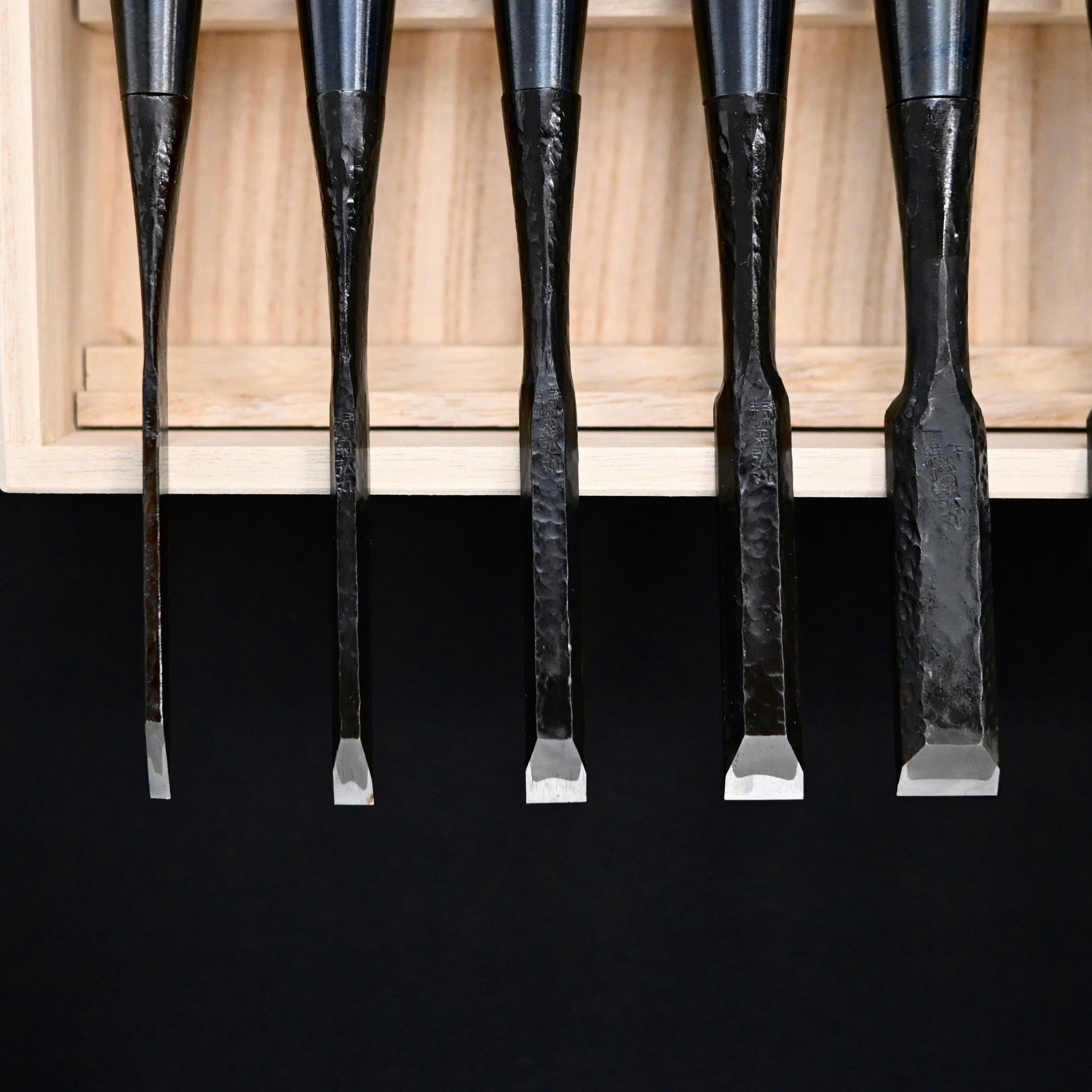 菊弘丸 槌目 追入組鑿 グミ柄付 桐箱付     Kikuhiromaru Tsuchime Bench chisels set  with wooden box