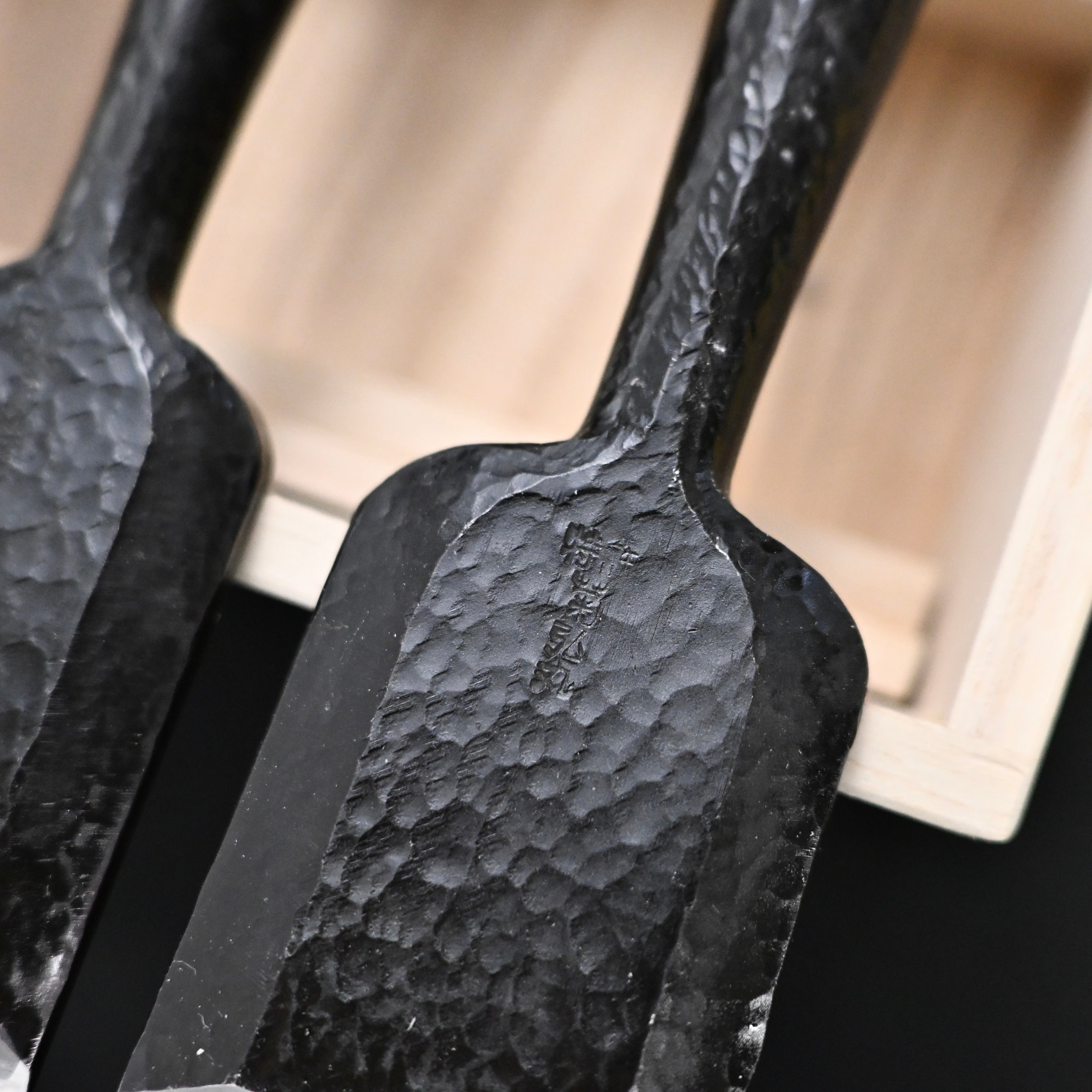 菊弘丸 槌目 追入組鑿 グミ柄付 桐箱付     Kikuhiromaru Tsuchime Bench chisels set  with wooden box
