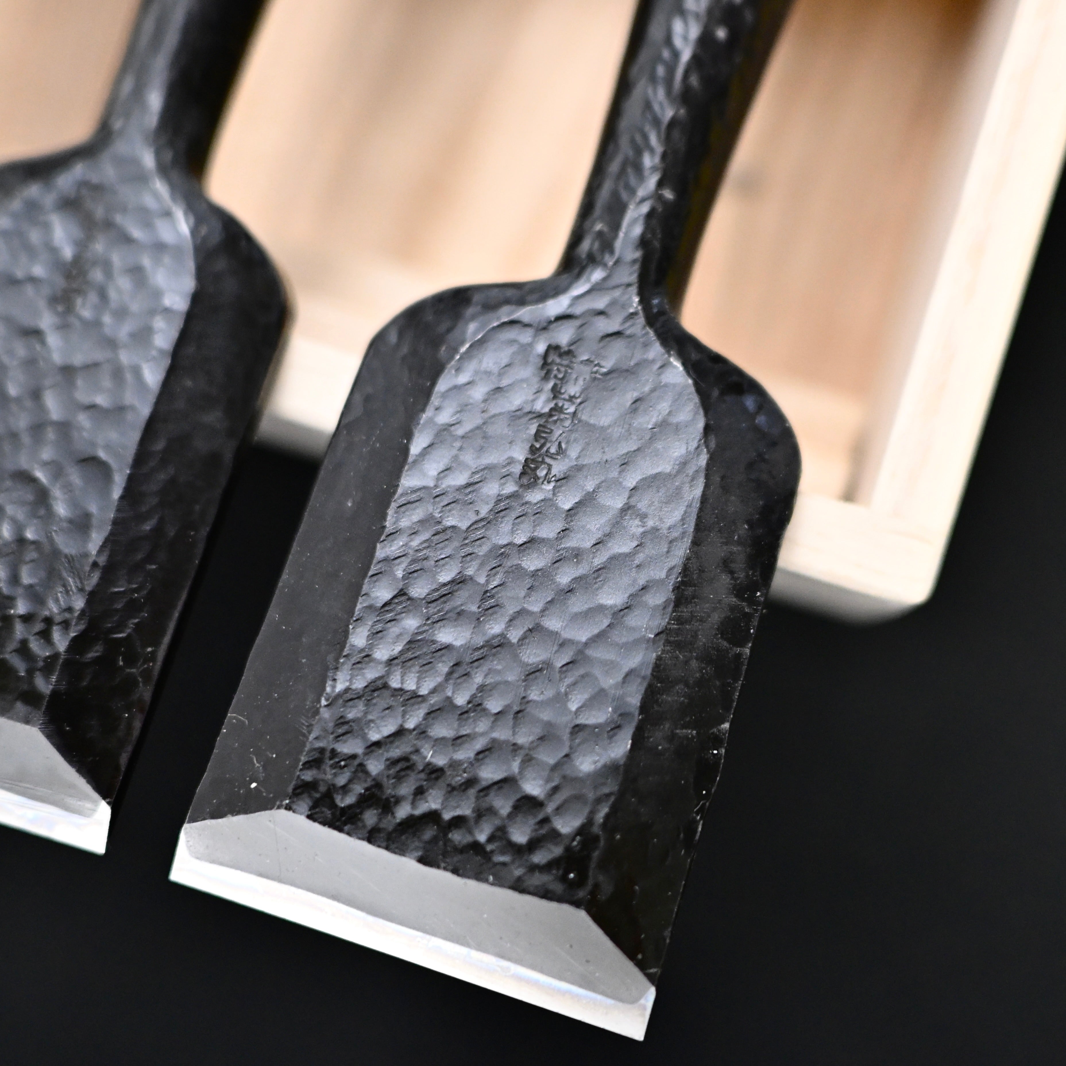 菊弘丸 槌目 追入組鑿 グミ柄付 桐箱付     Kikuhiromaru Tsuchime Bench chisels set  with wooden box