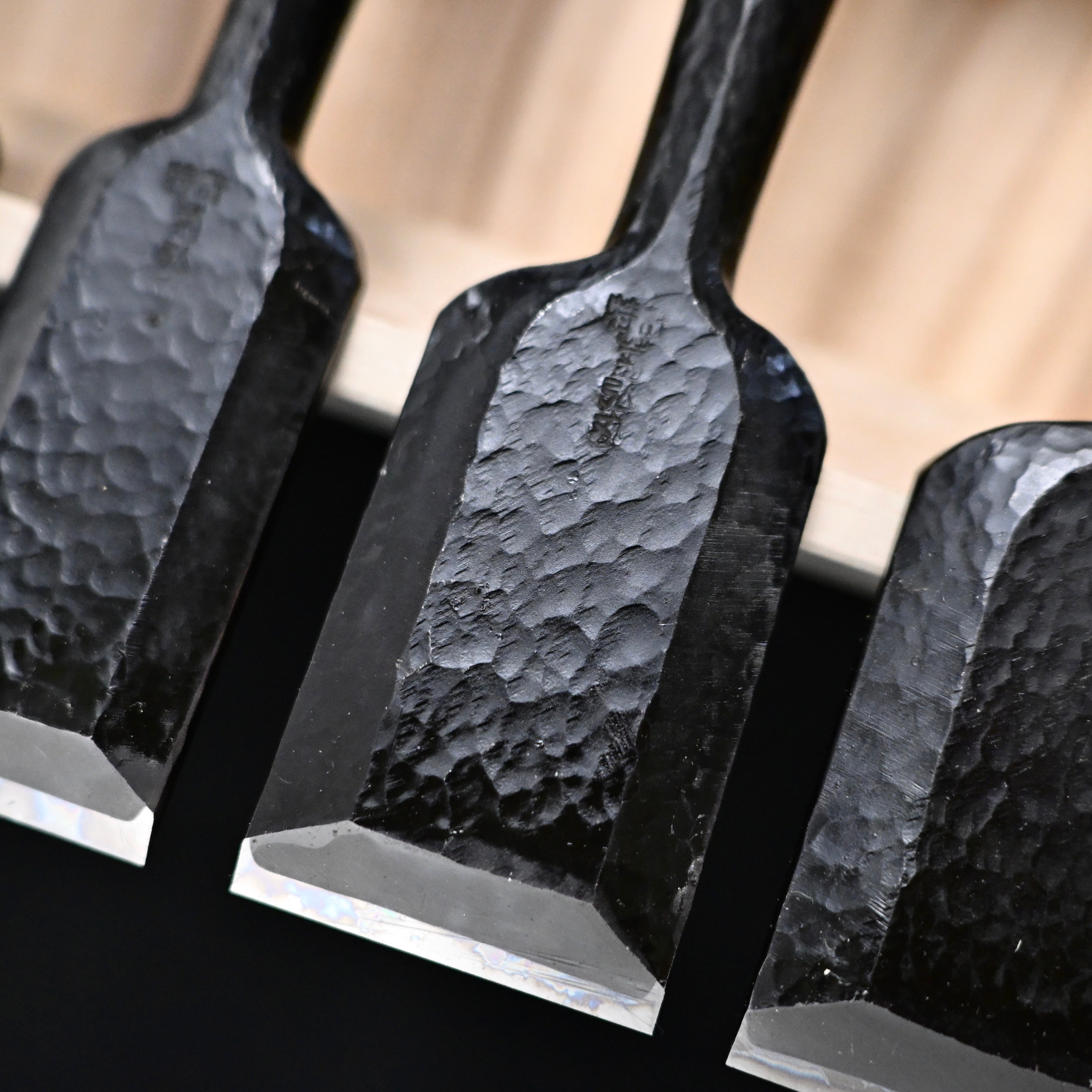 菊弘丸 槌目 追入組鑿 グミ柄付 桐箱付     Kikuhiromaru Tsuchime Bench chisels set  with wooden box