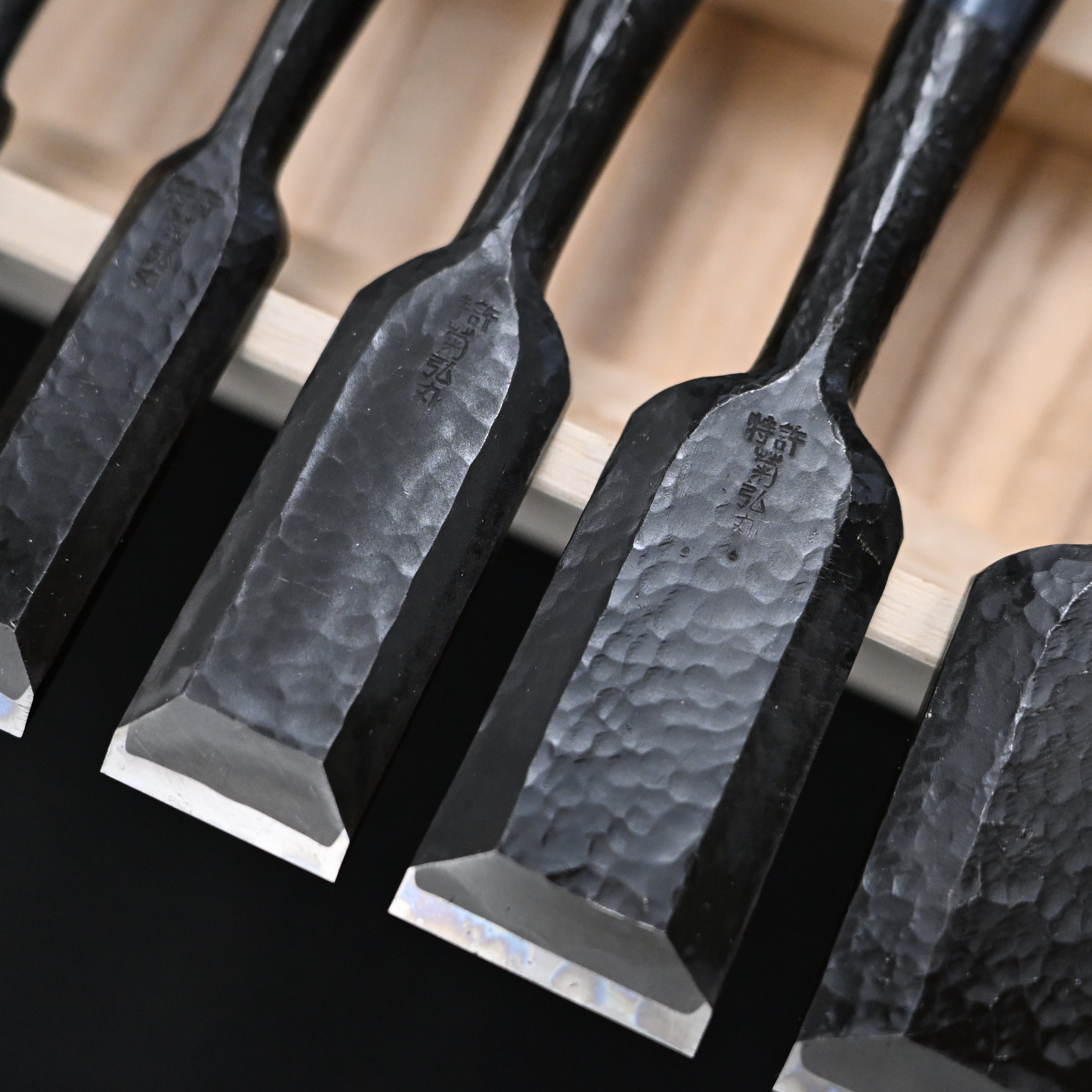 菊弘丸 槌目 追入組鑿 グミ柄付 桐箱付     Kikuhiromaru Tsuchime Bench chisels set  with wooden box