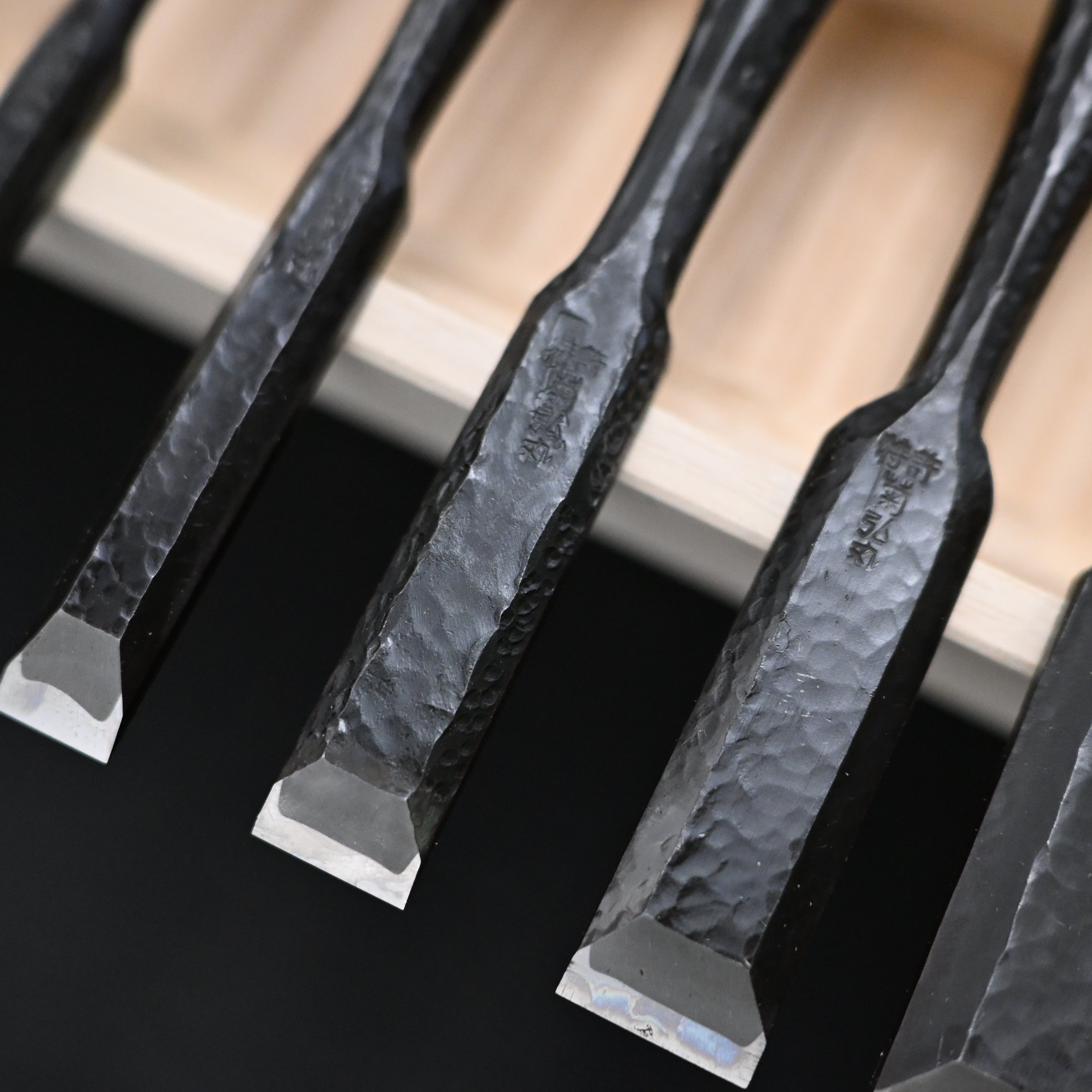 菊弘丸 槌目 追入組鑿 グミ柄付 桐箱付     Kikuhiromaru Tsuchime Bench chisels set  with wooden box