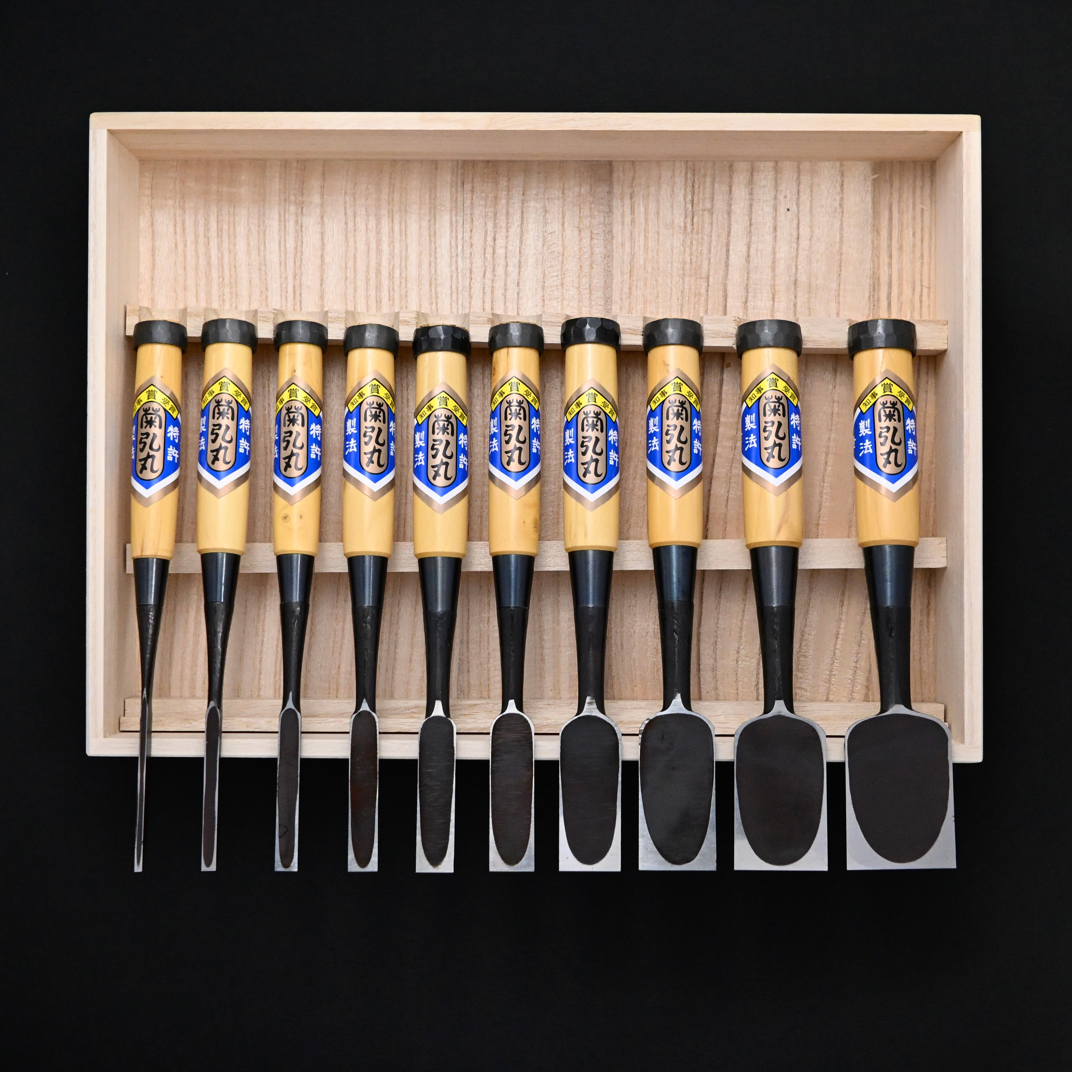 菊弘丸 槌目 追入組鑿 グミ柄付 桐箱付     Kikuhiromaru Tsuchime Bench chisels set  with wooden box