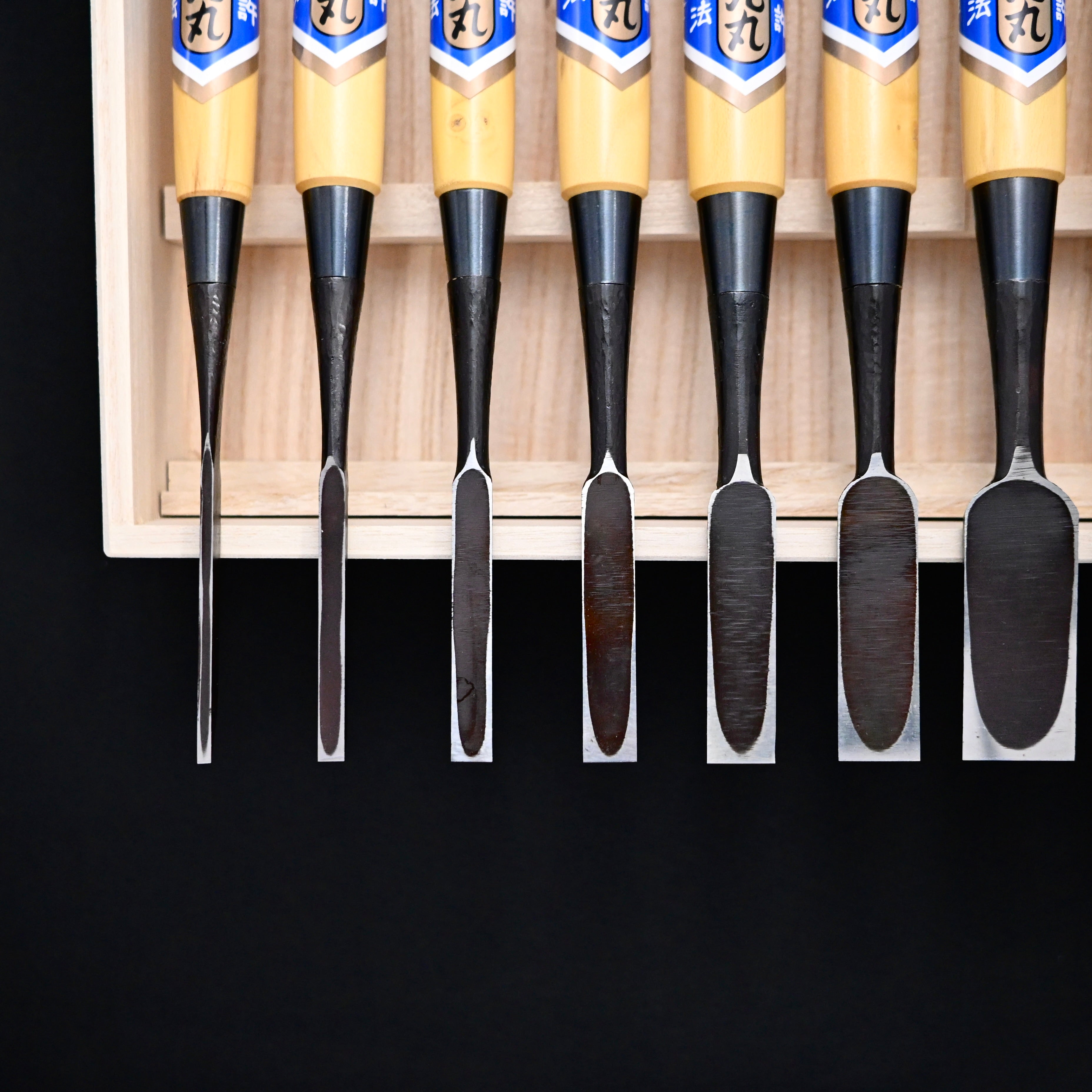 菊弘丸 槌目 追入組鑿 グミ柄付 桐箱付     Kikuhiromaru Tsuchime Bench chisels set  with wooden box