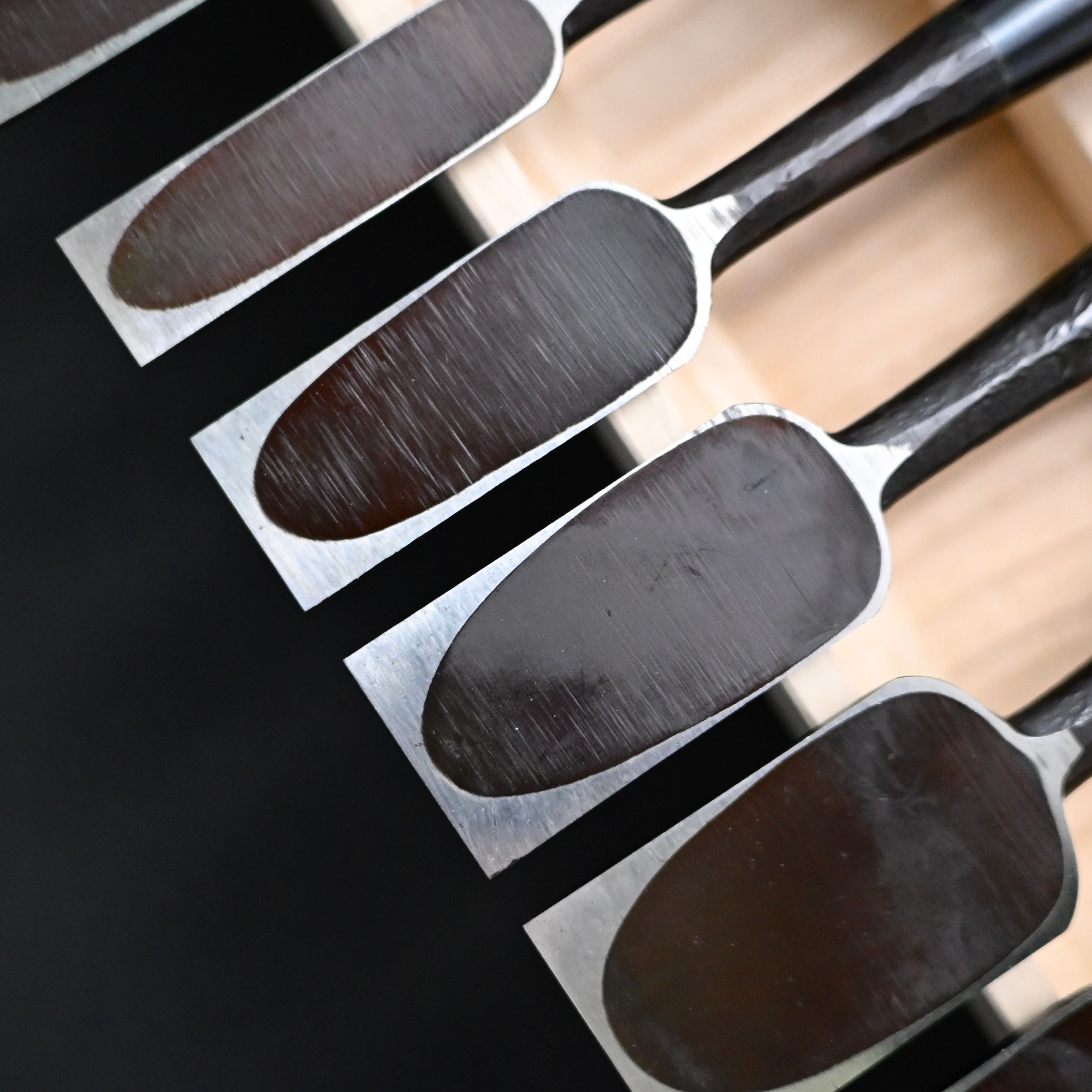 菊弘丸 槌目 追入組鑿 グミ柄付 桐箱付     Kikuhiromaru Tsuchime Bench chisels set  with wooden box