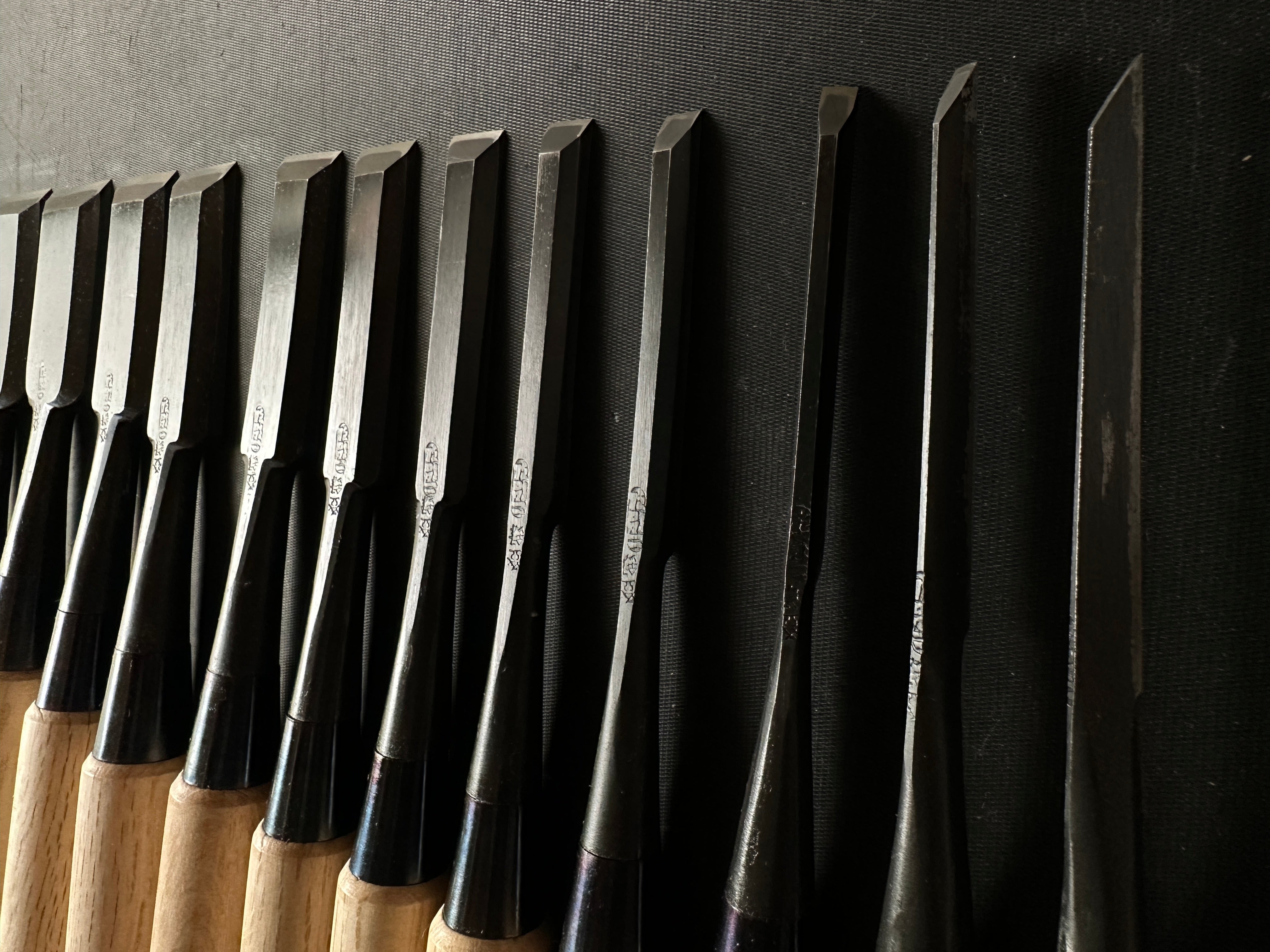 Nijihiro Bench chisels 15Piece set by Chuutarou Imai 今井忠太郎作 二治弘 追入15本組鑿 (Fujihiro)