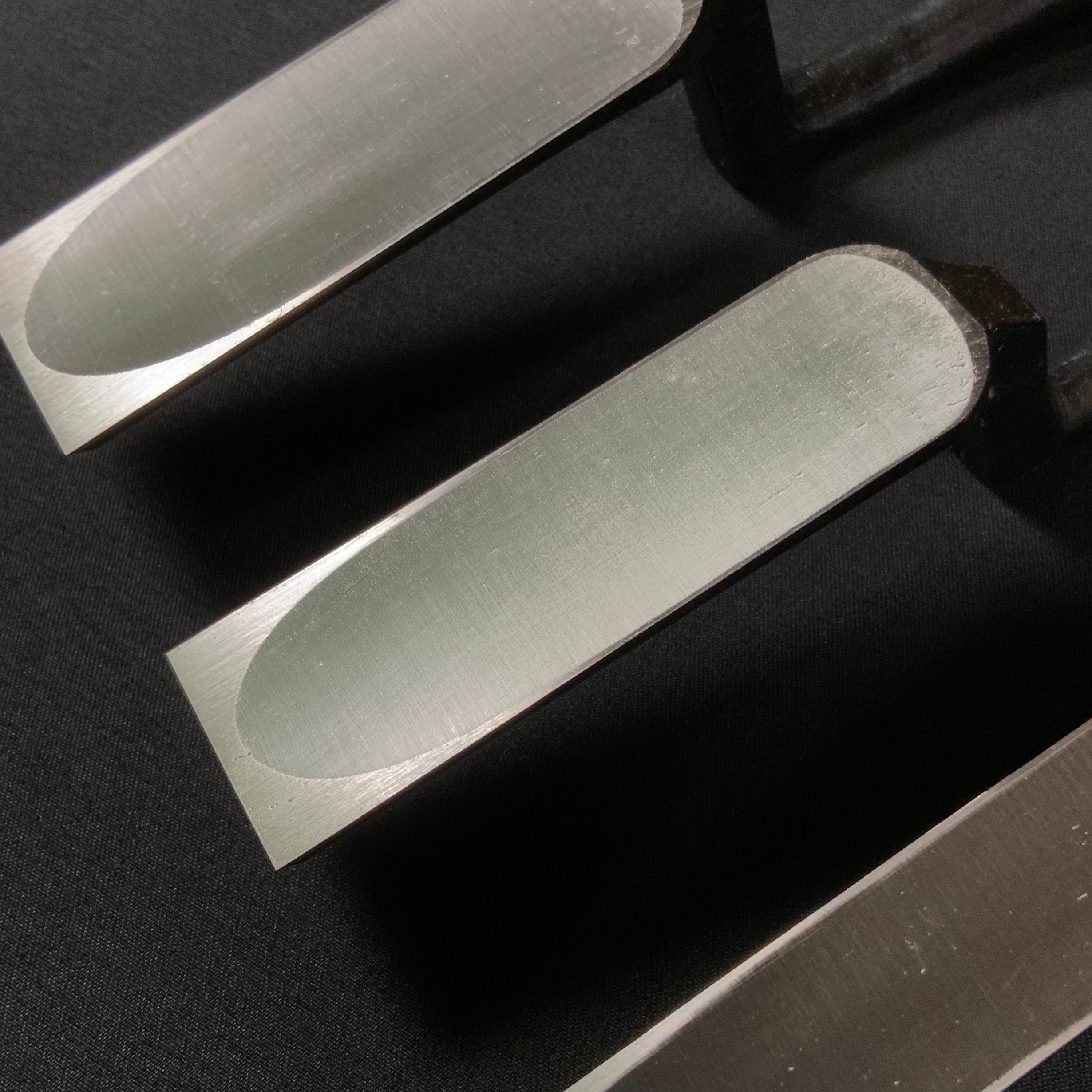 大内 四代目大内俊明作 鏝鑿 鎬型 赤樫柄   Ouchi Trowel chisel (Kote nomi) Dovetail type Red Oak Handle