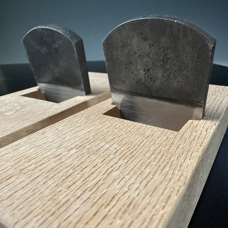 Old stock Kiyotada Wholesaler stamp Standing Plane 110° /   清忠（問屋銘・水平屋) 台直鉋 110° 段付