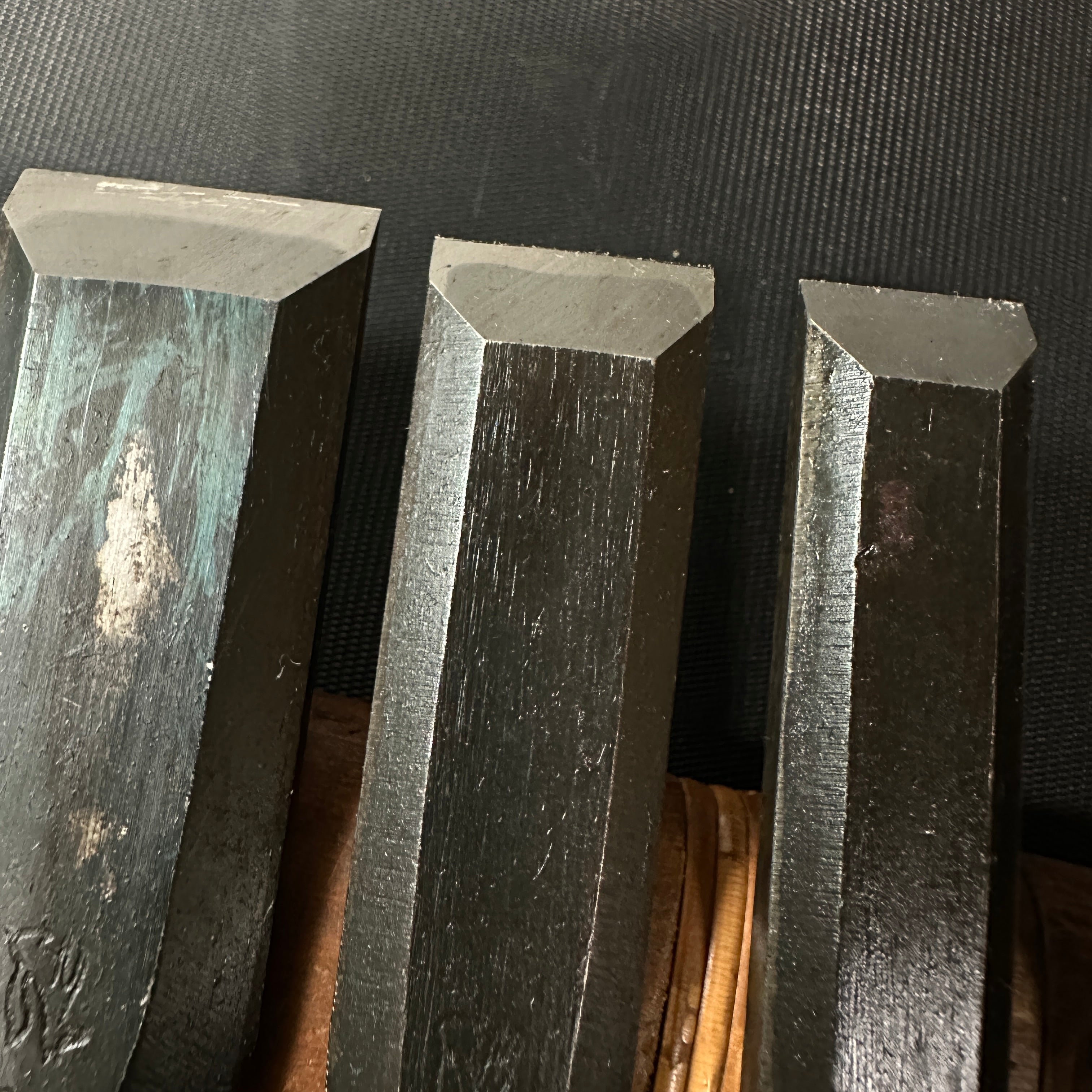 Kitsune Bench chisels set by Isono Nobuo 磯野信夫作 狐 追入組鑿 白樫柄  Oirenomi