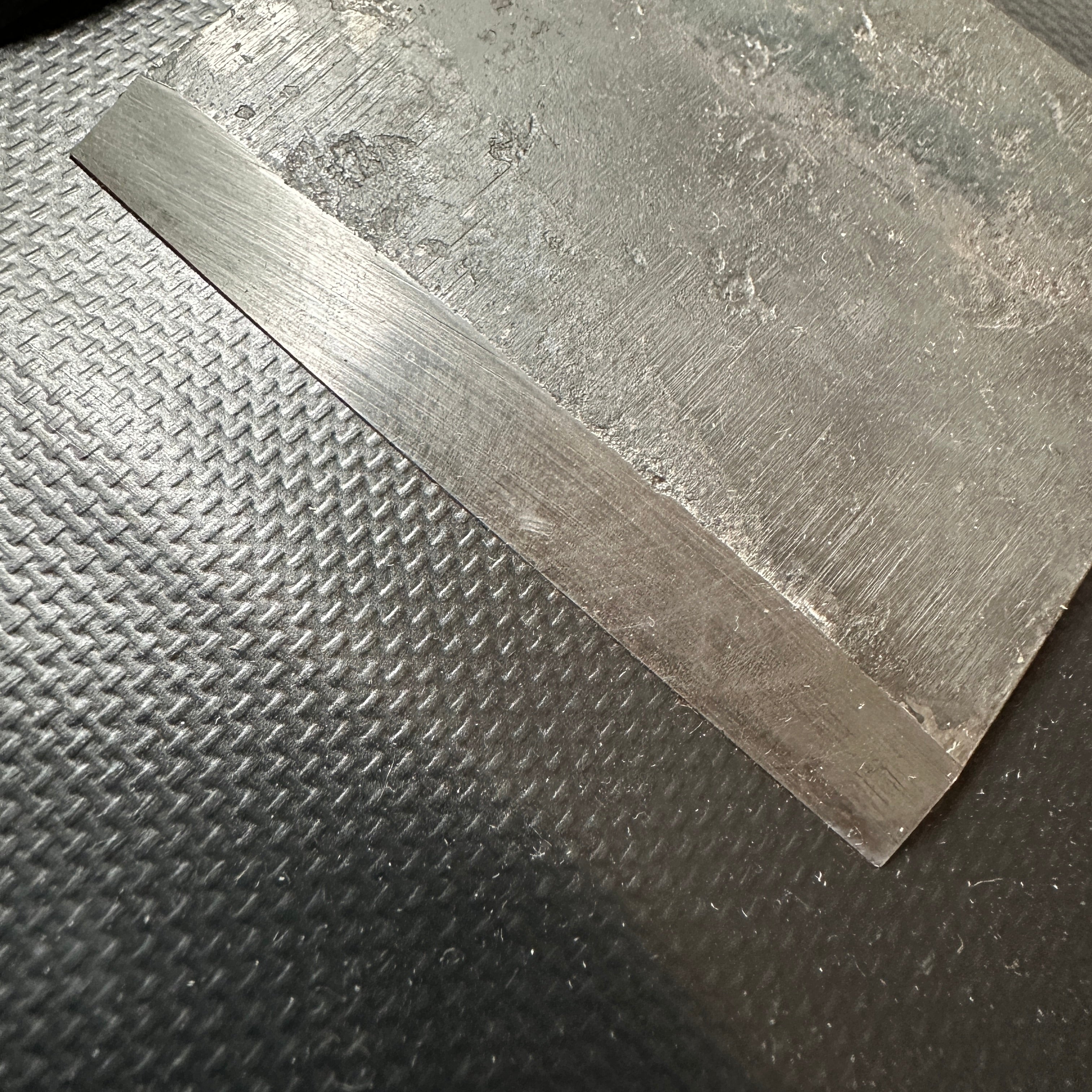 Old stock Chiyoduru Unju Smoothing Plane blade (Kanna) by Tanaka shougo 掘出し物 千代鶴運寿 田中昭吾作 仕上げ鉋刃 70mm