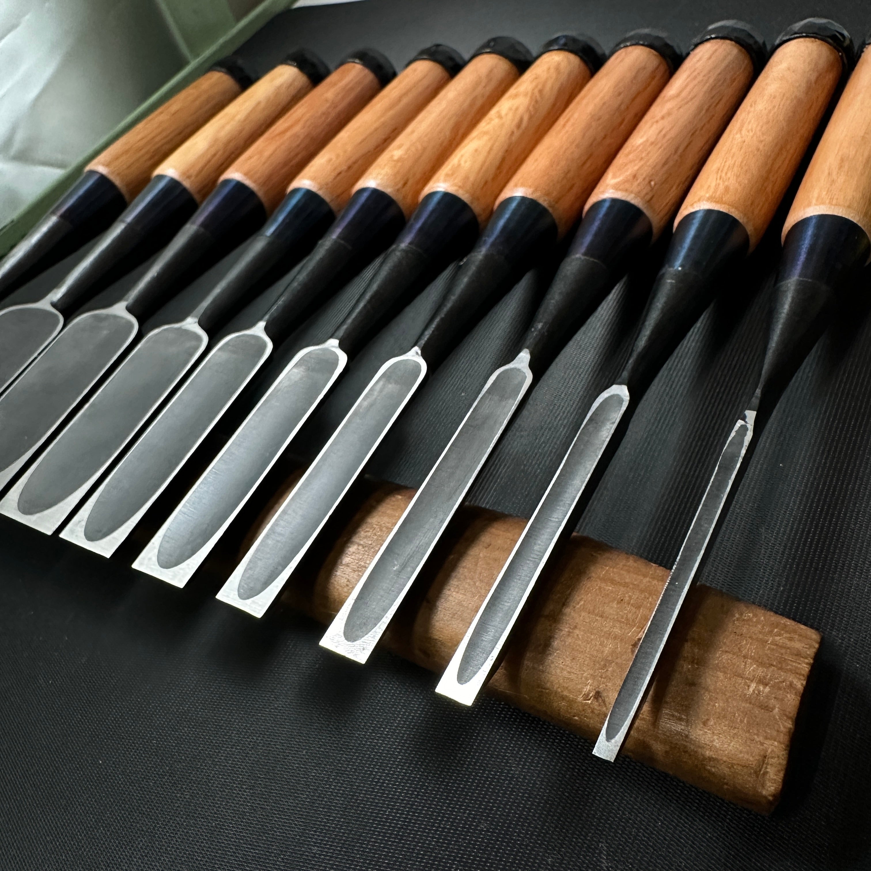 Old stock Sukehiro Bench chisels set  10 Piece          助弘 追入組鑿 赤樫柄  10本組 Oirenomi