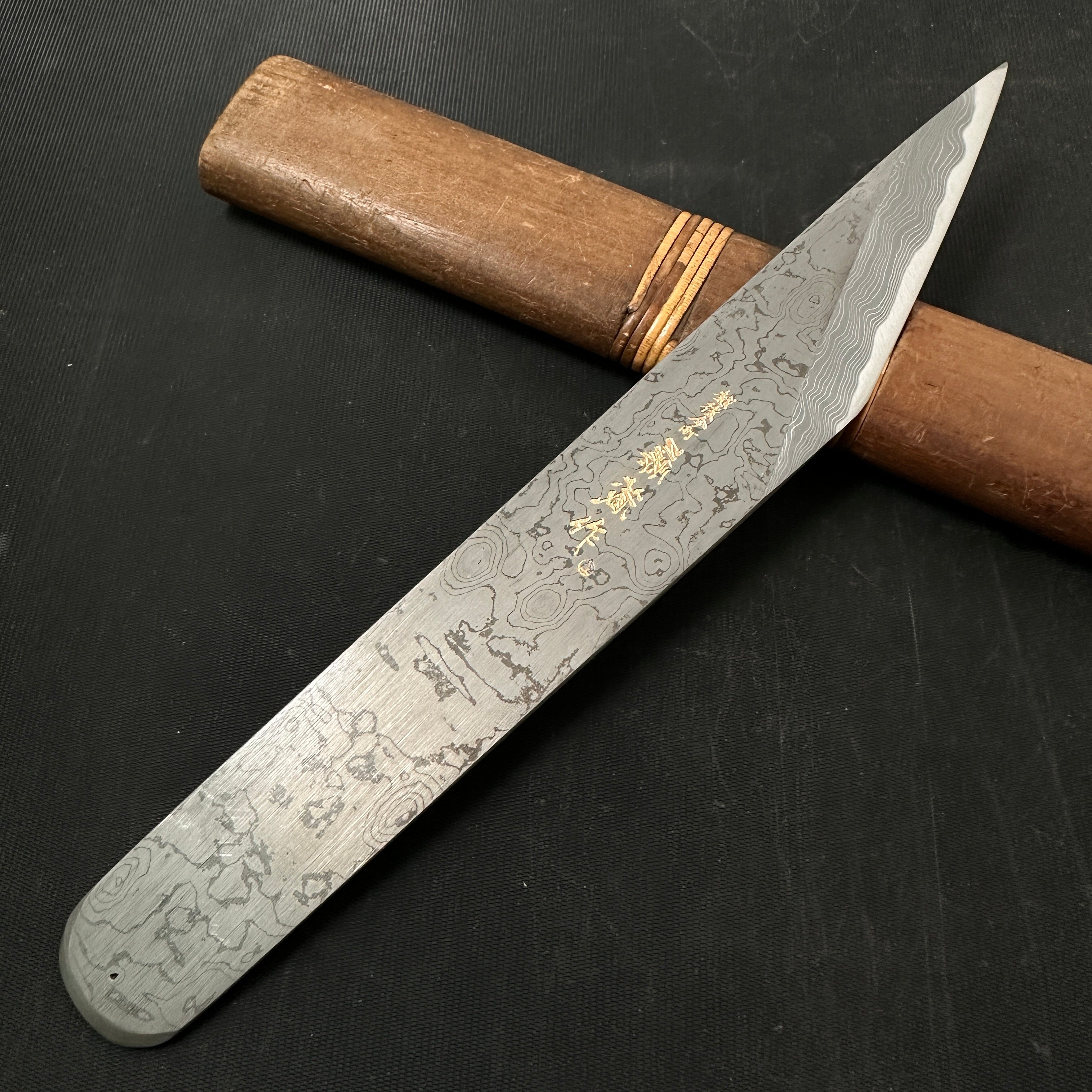 Hidari Tohzo Suminagashi Kokatana with White Steel  左 藤蔵作 切出小刀  右 積層鋼