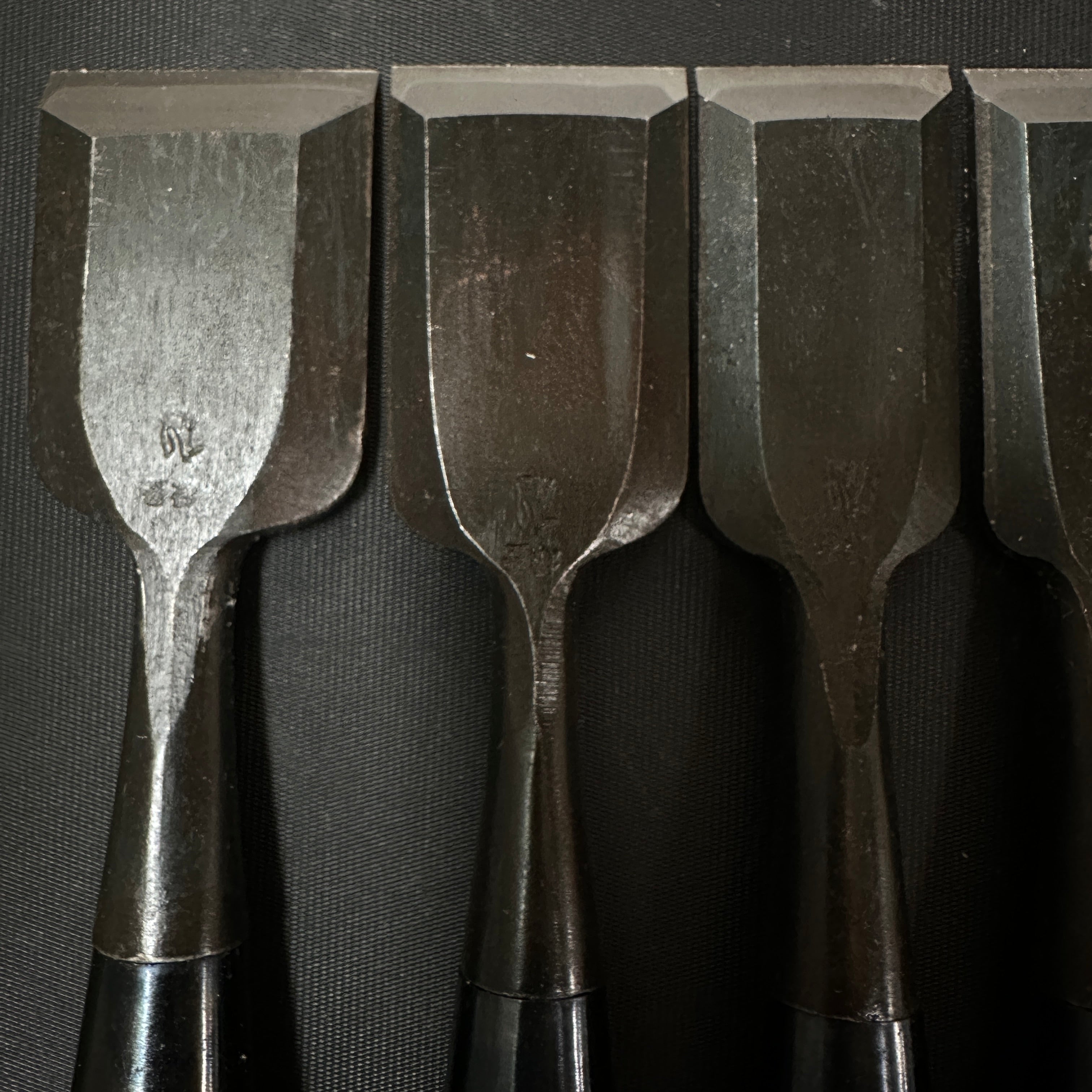 Kitsune Bench chisels set by Isono Nobuo 磯野信夫作 狐 追入組鑿 白樫柄  Oirenomi