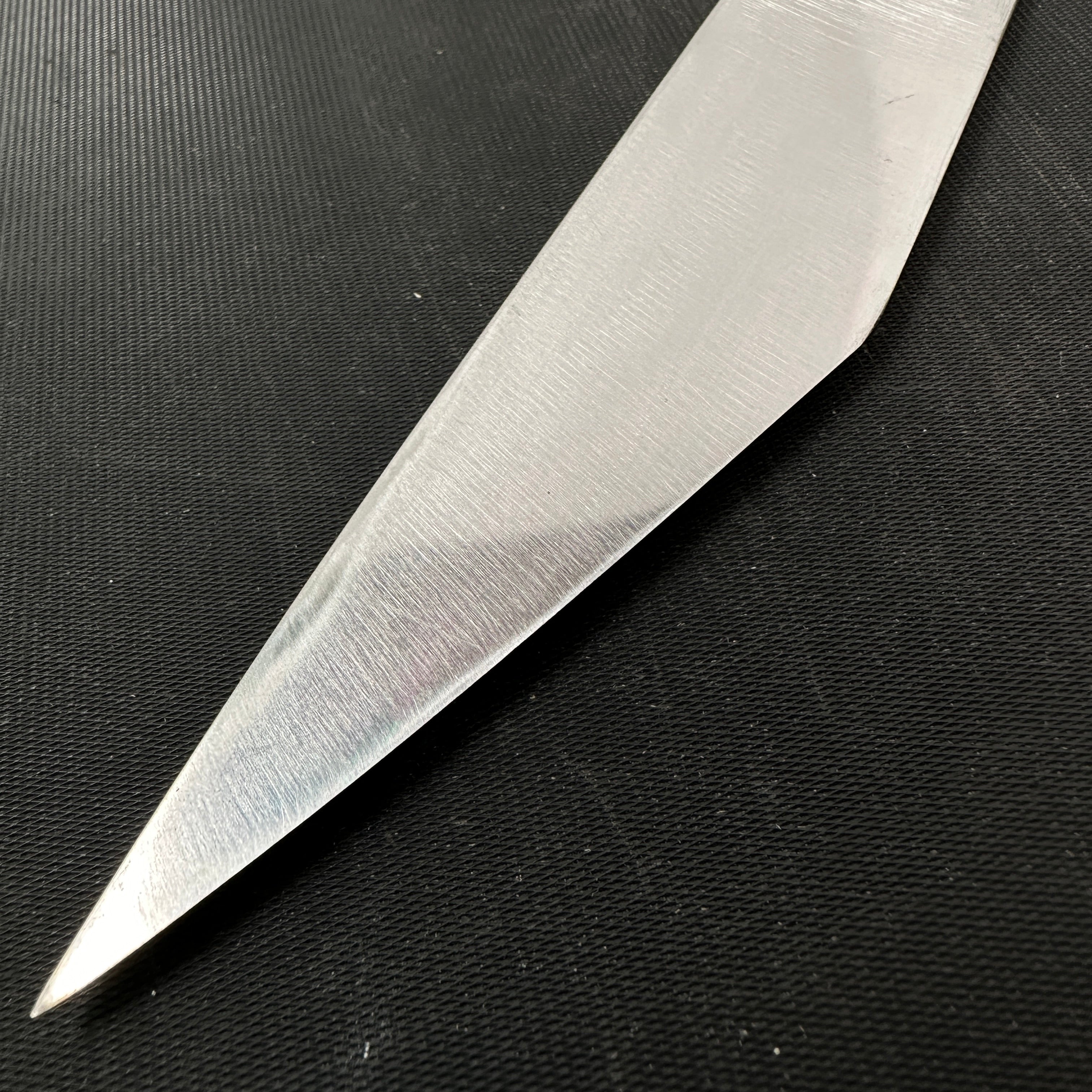 Hidari Tohzo Suminagashi Kokatana with White Steel  左 藤蔵作 切出小刀  右 積層鋼