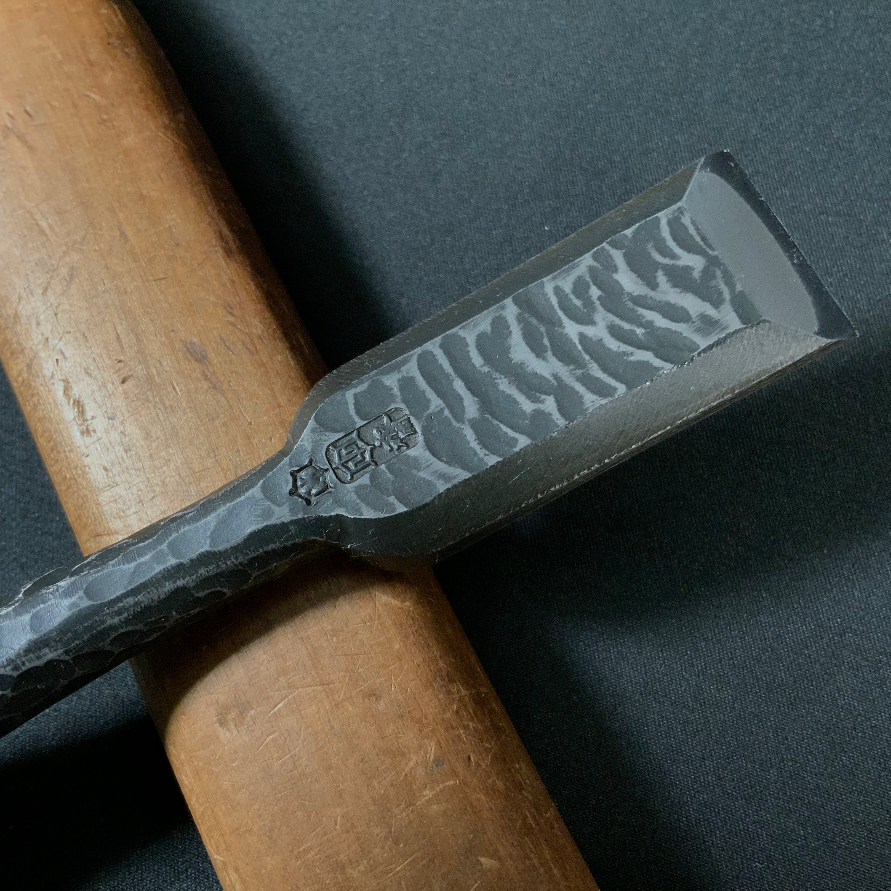 田斎作 黒仕上 鎚目追入鑿 グミ柄 oirenomi  Tasai Special Kakuchi Bench chisels black finished with goumi handle