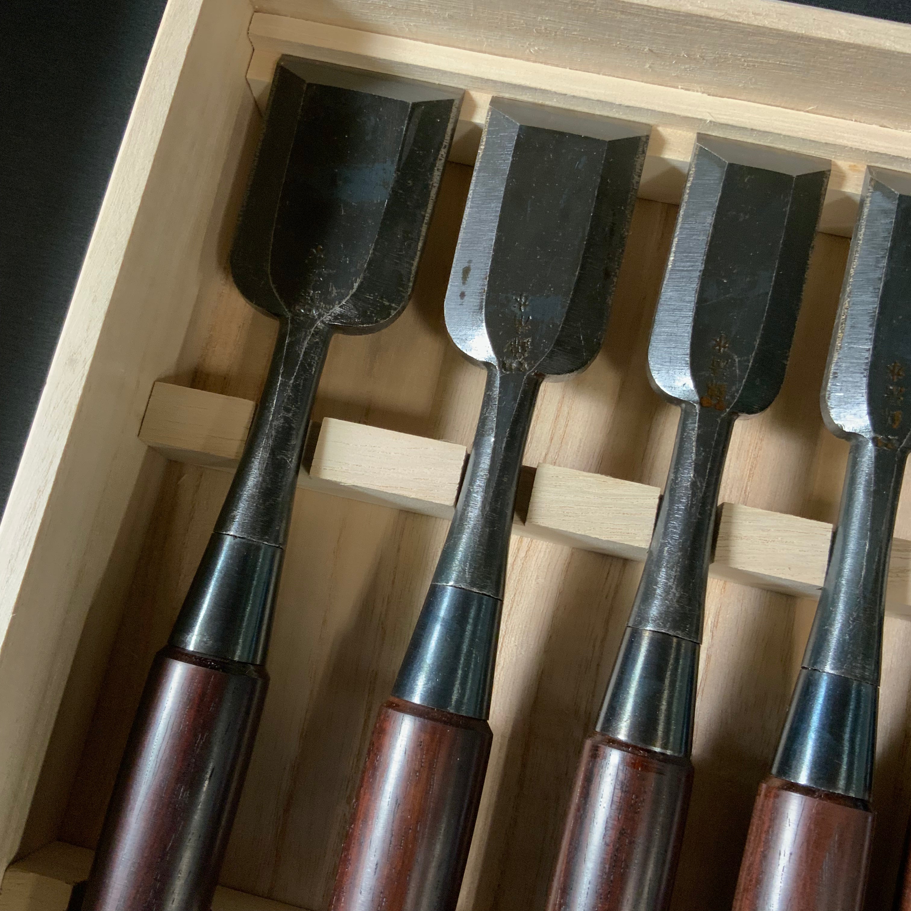 Nishiki Kiyomi  Bench chisels set  with Rosewood Handles  錦清水作 追入組鑿 Oirenomi 紫檀柄 桐箱入
