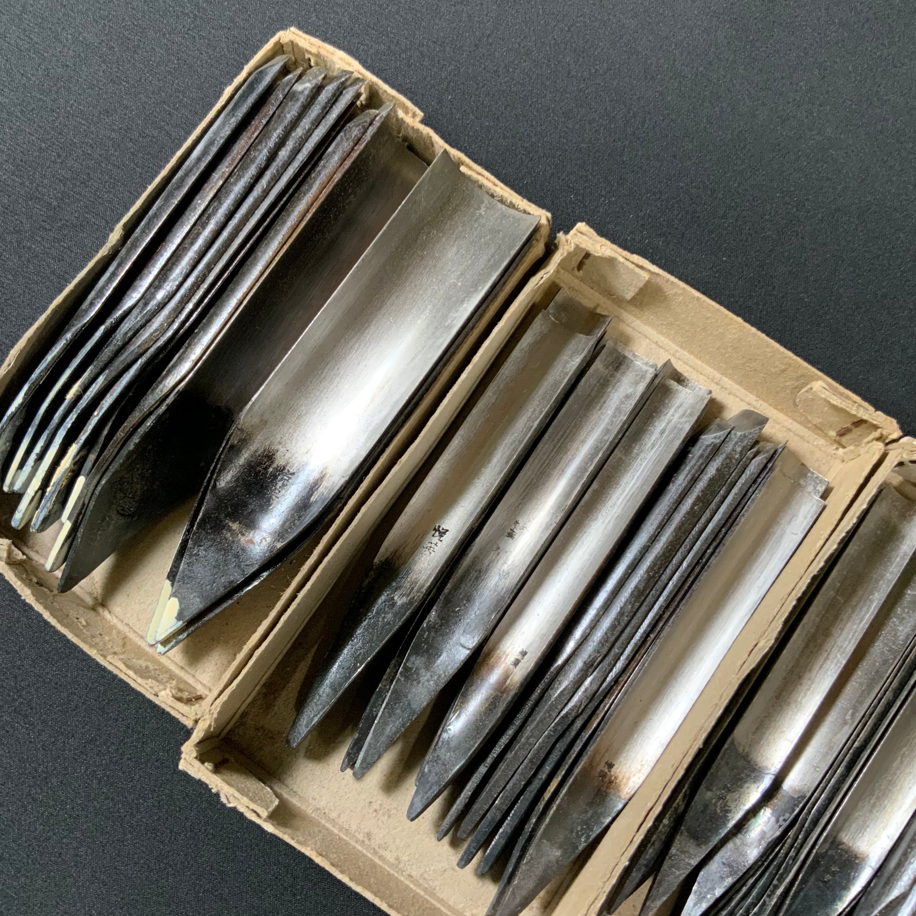 掘出し物 中深 外丸彫刻刀 青紙鋼  Old-stock Soto-maru Gouge Carving chisels medium sweep with Blue steel