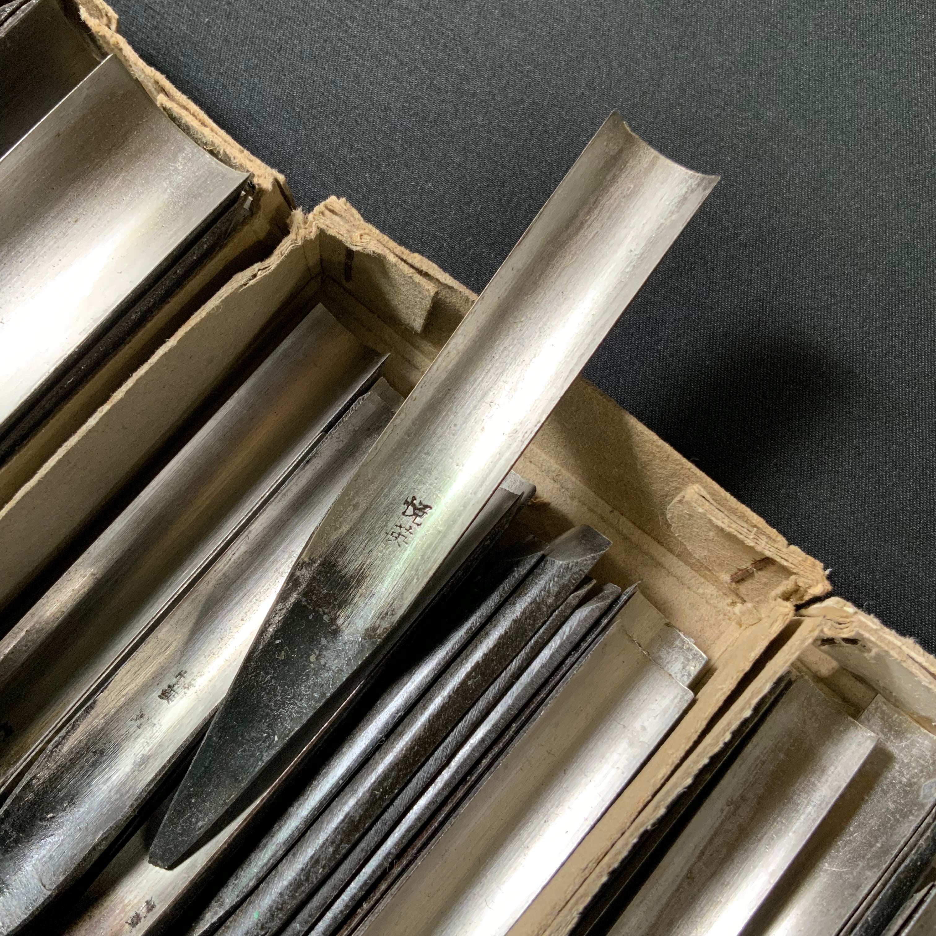 掘出し物 中深 外丸彫刻刀 青紙鋼  Old-stock Soto-maru Gouge Carving chisels medium sweep with Blue steel