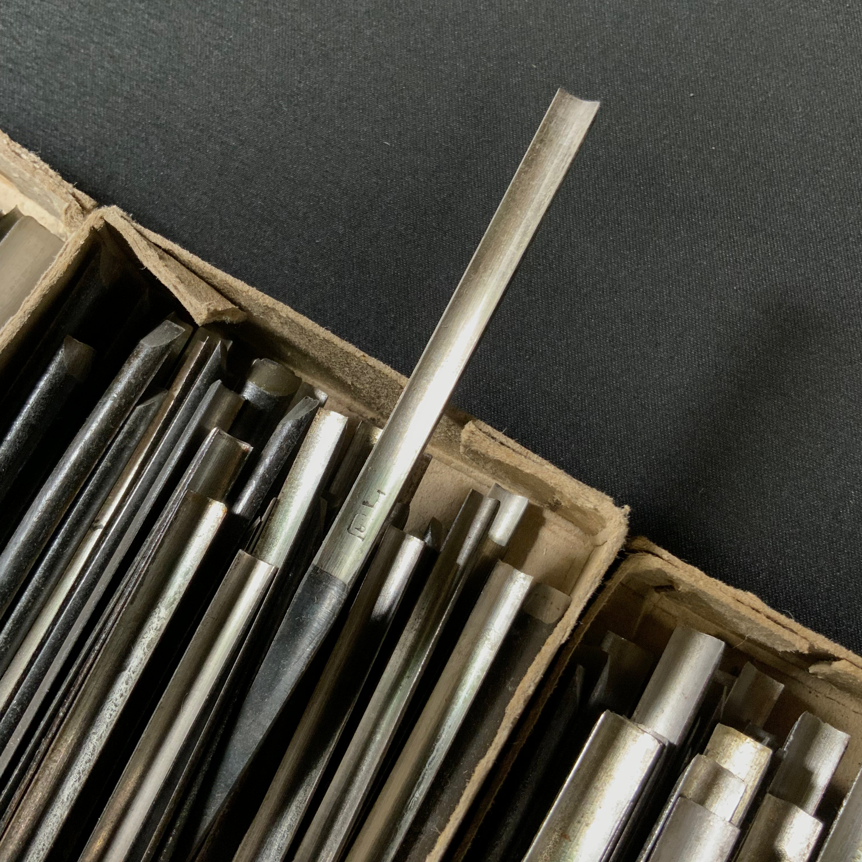 掘出し物 中深 外丸彫刻刀 青紙鋼  Old-stock Soto-maru Gouge Carving chisels medium sweep with Blue steel