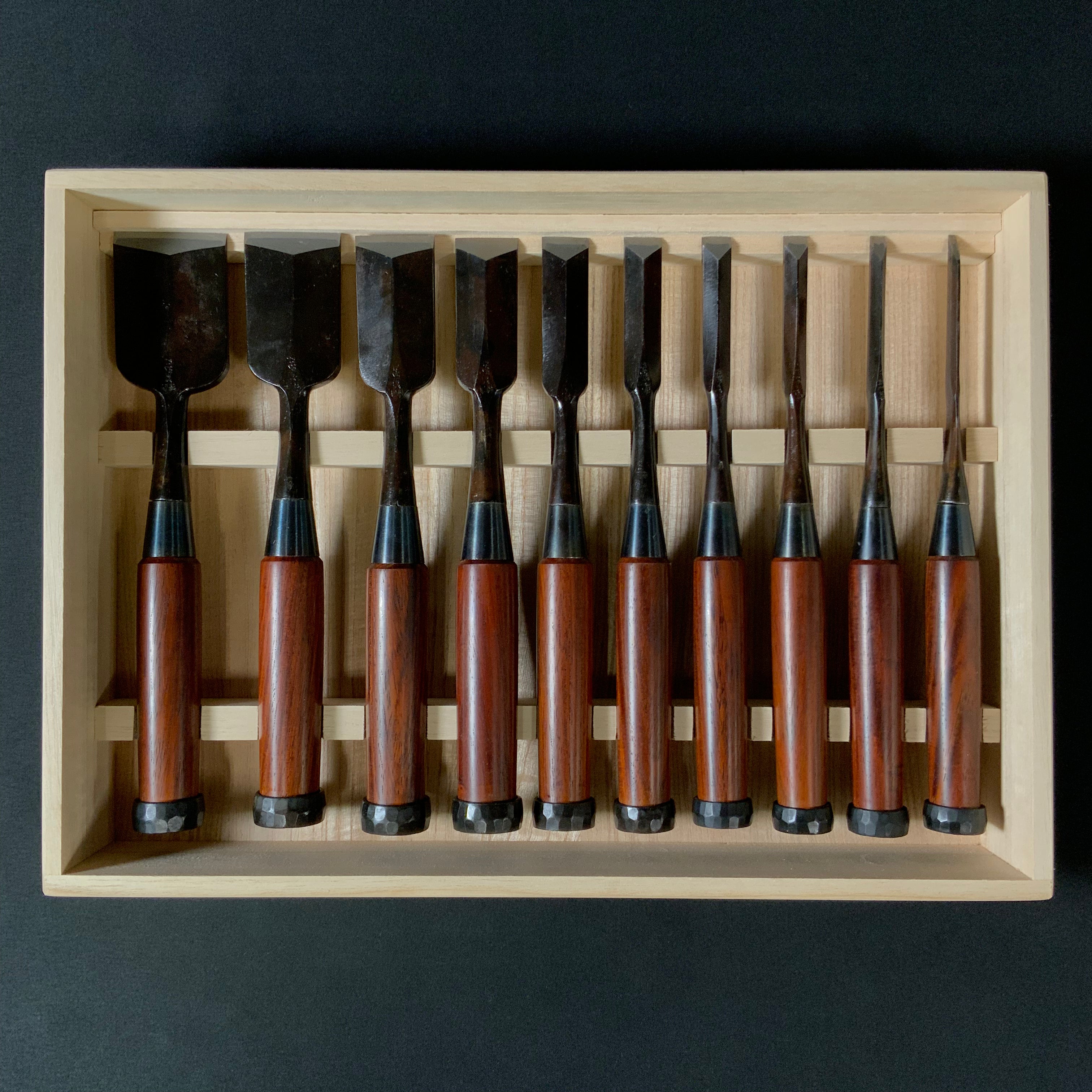 菊弘丸 鎬追入組鑿 桐箱付 紫檀柄 (シノギ)   Kikuhiromaru Dovetail Bench chisels set with Rosewood Handles (Oirenomi)