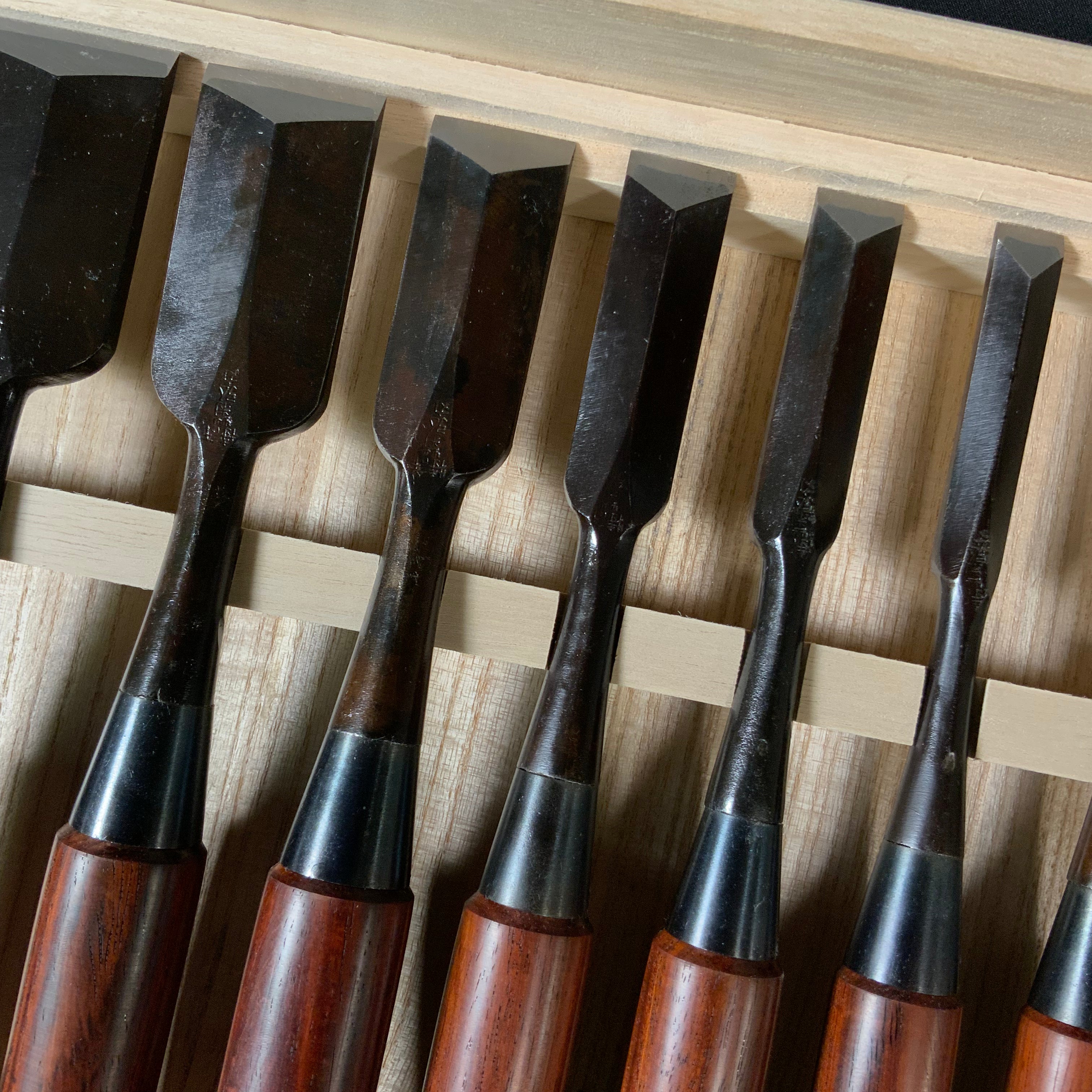 菊弘丸 鎬追入組鑿 桐箱付 紫檀柄 (シノギ)   Kikuhiromaru Dovetail Bench chisels set with Rosewood Handles (Oirenomi)