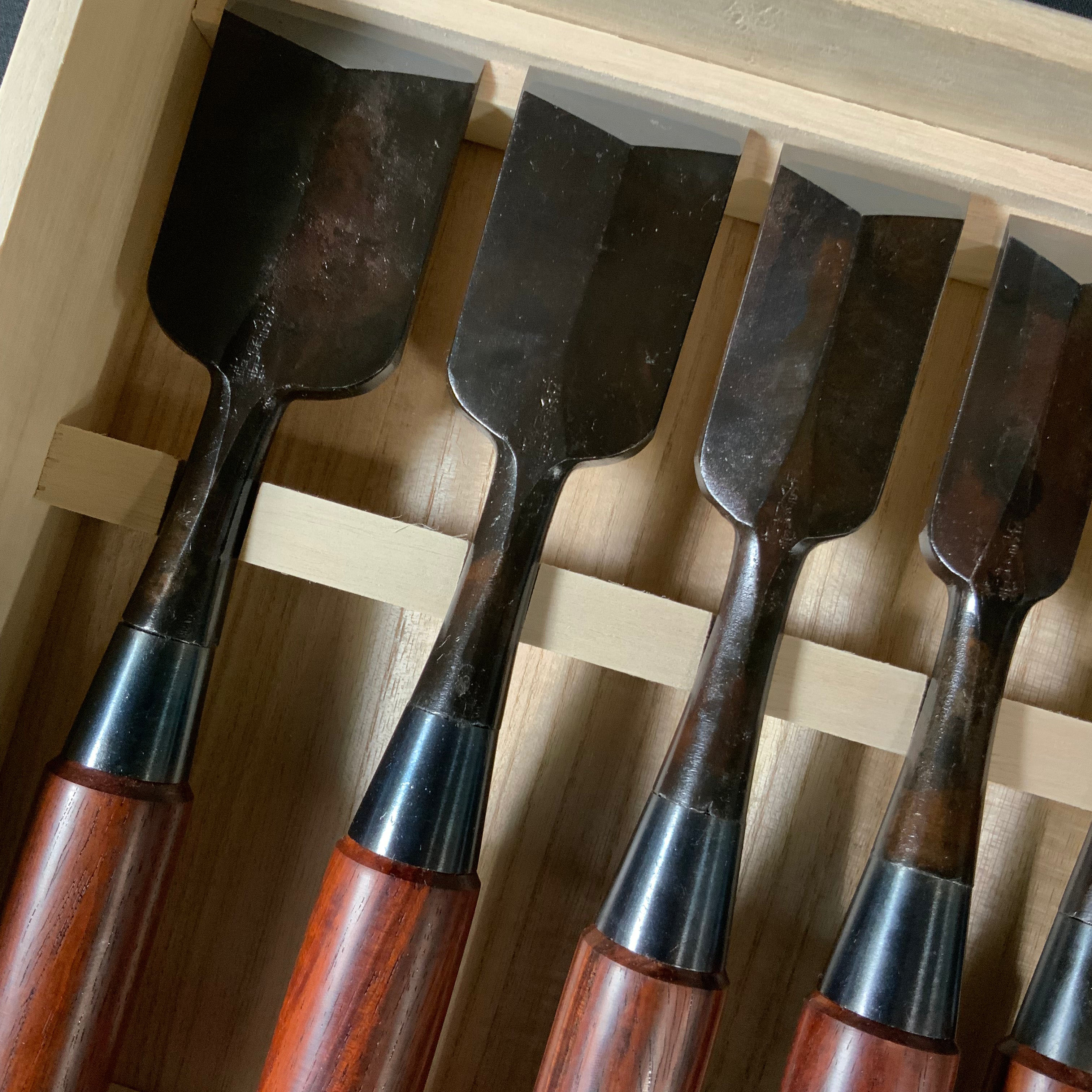 菊弘丸 鎬追入組鑿 桐箱付 紫檀柄 (シノギ)   Kikuhiromaru Dovetail Bench chisels set with Rosewood Handles (Oirenomi)