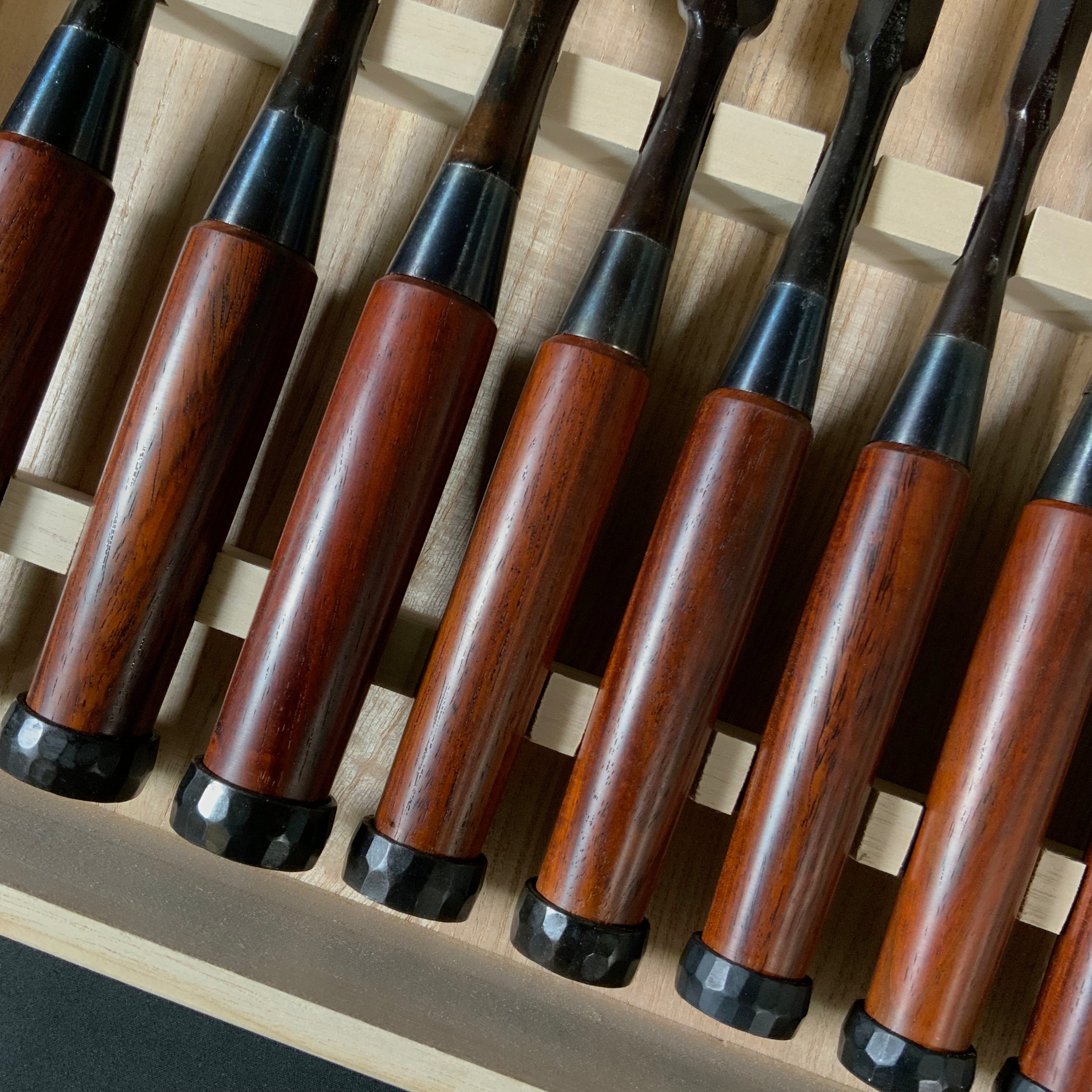 菊弘丸 鎬追入組鑿 桐箱付 紫檀柄 (シノギ)   Kikuhiromaru Dovetail Bench chisels set with Rosewood Handles (Oirenomi)