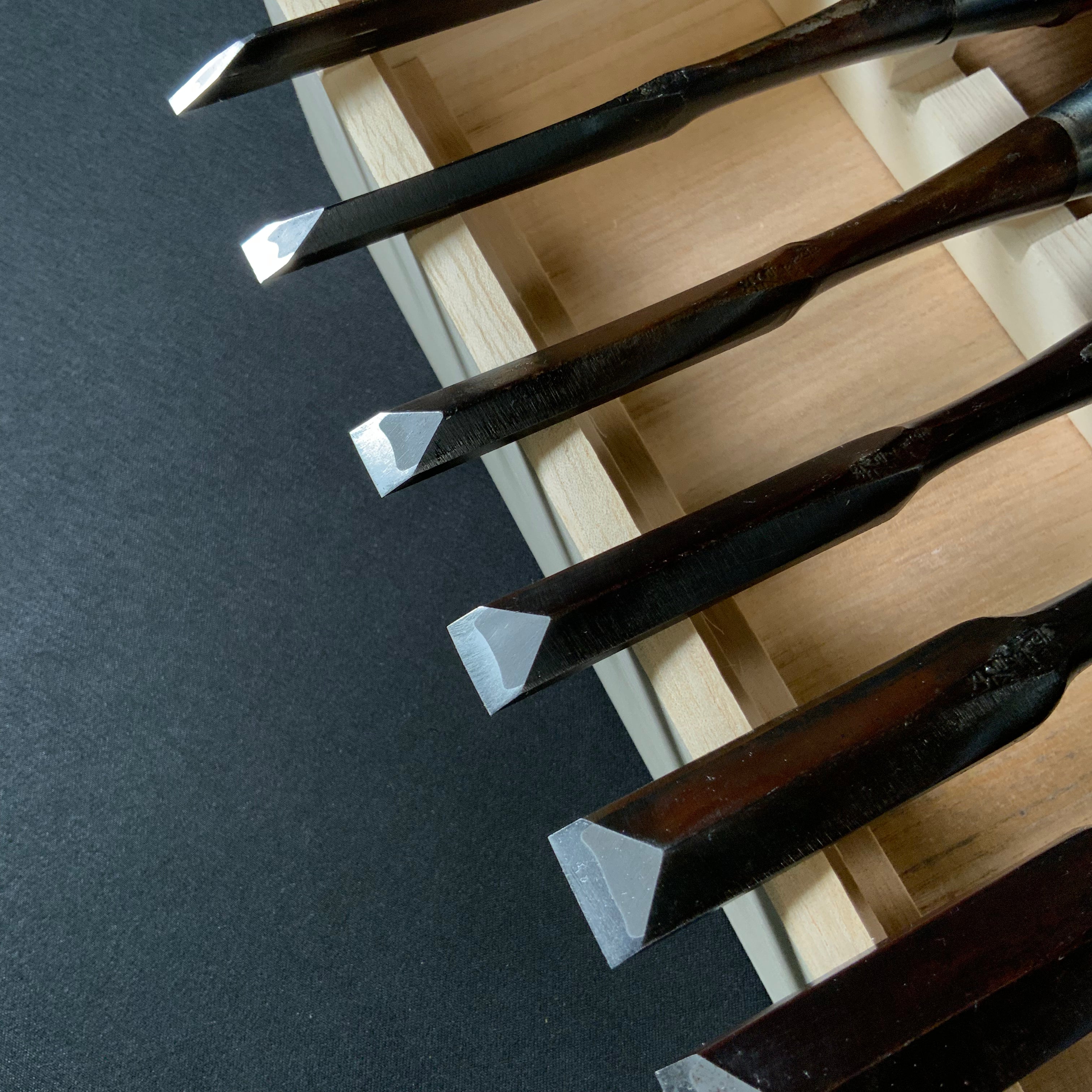 菊弘丸 鎬追入組鑿 桐箱付 紫檀柄 (シノギ)   Kikuhiromaru Dovetail Bench chisels set with Rosewood Handles (Oirenomi)