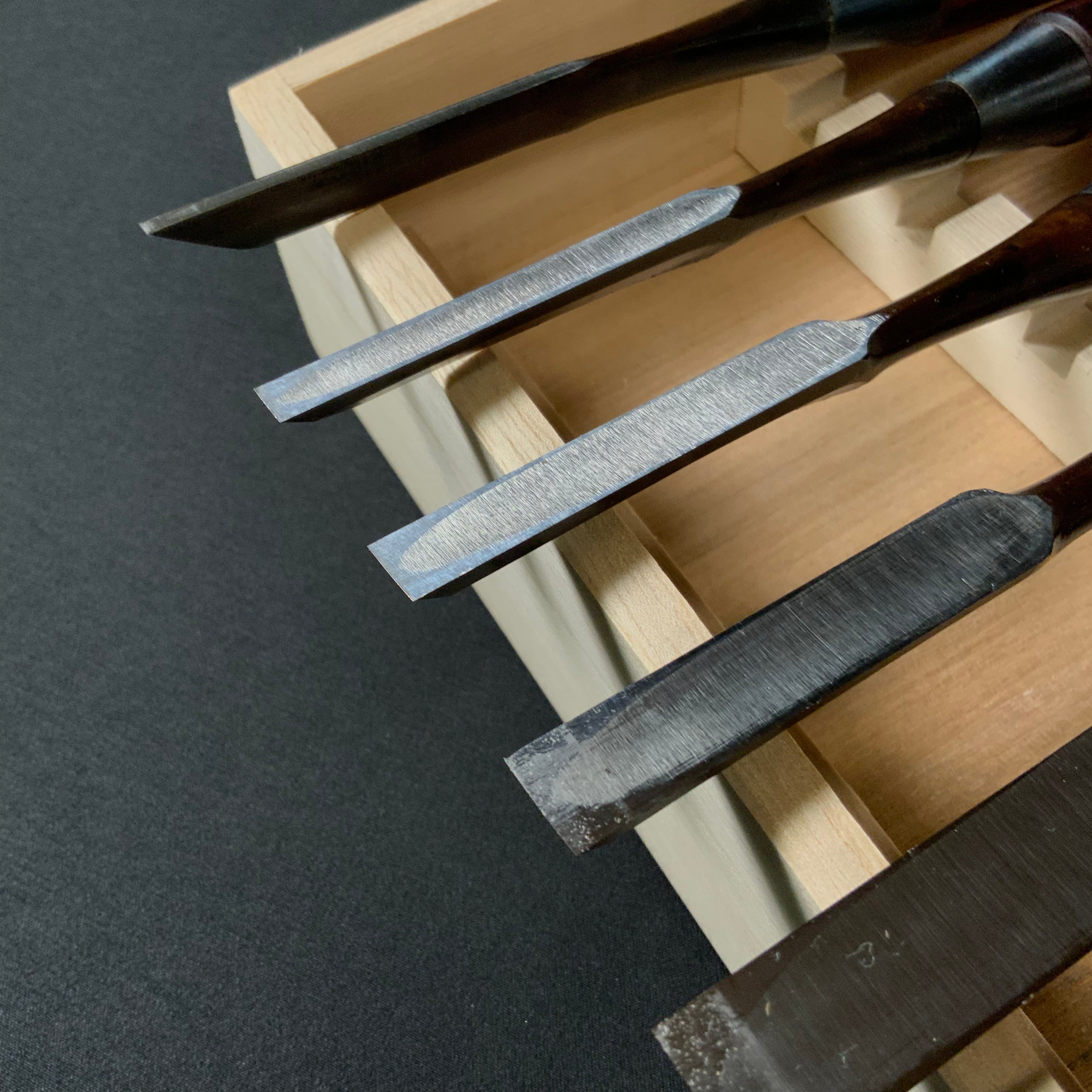 菊弘丸 鎬追入組鑿 桐箱付 紫檀柄 (シノギ)   Kikuhiromaru Dovetail Bench chisels set with Rosewood Handles (Oirenomi)