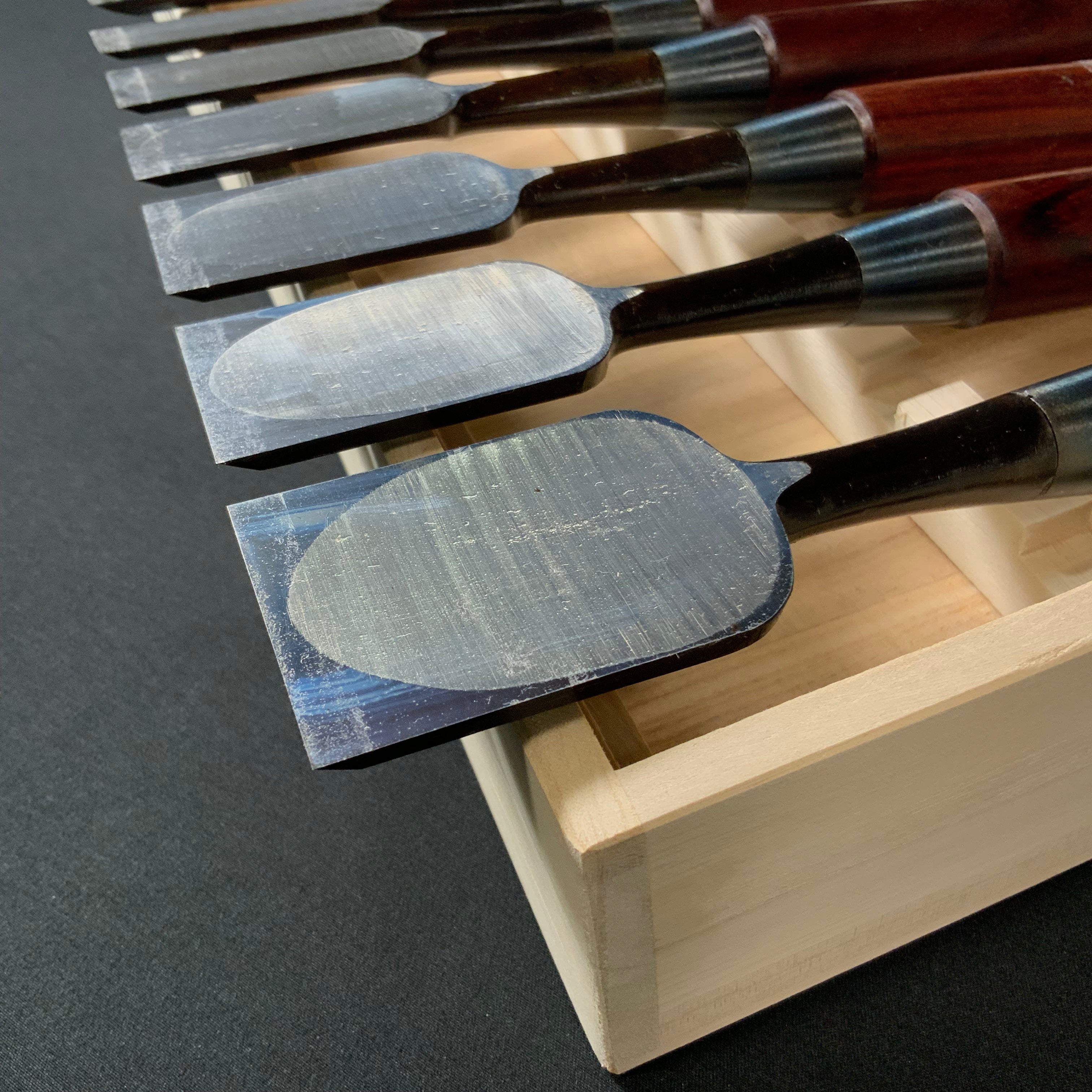 菊弘丸 鎬追入組鑿 桐箱付 紫檀柄 (シノギ)   Kikuhiromaru Dovetail Bench chisels set with Rosewood Handles (Oirenomi)