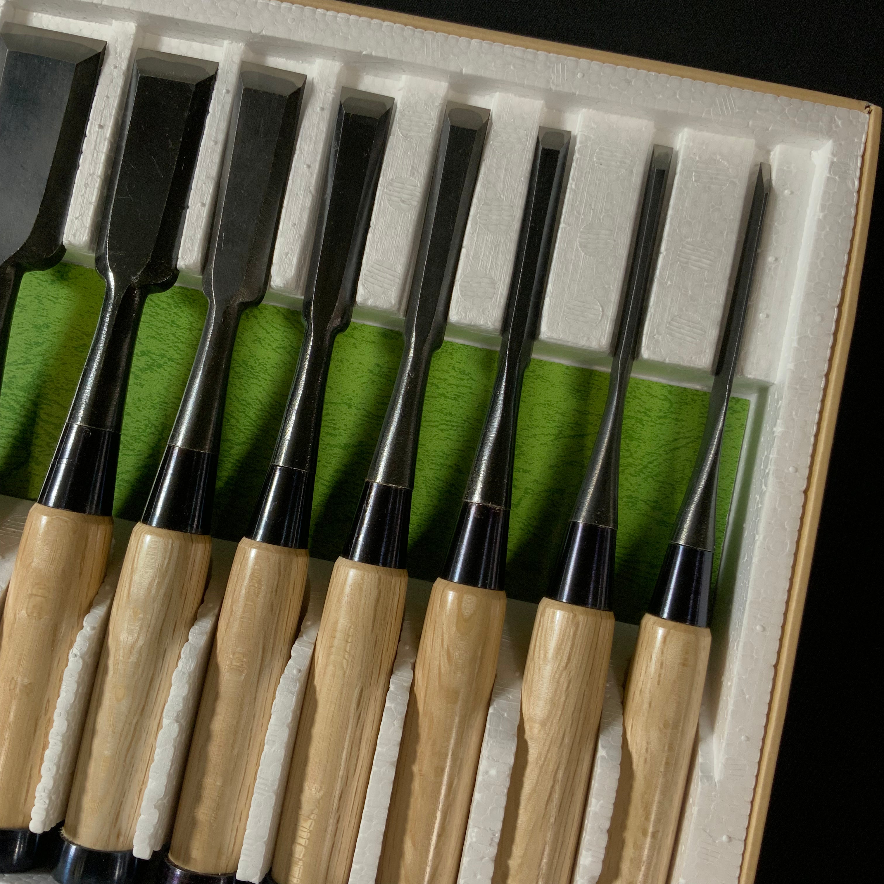 #M169  No brand Bench chisels set by unknown smith  無名 追入組鑿 10本組 作者不明 白樫柄