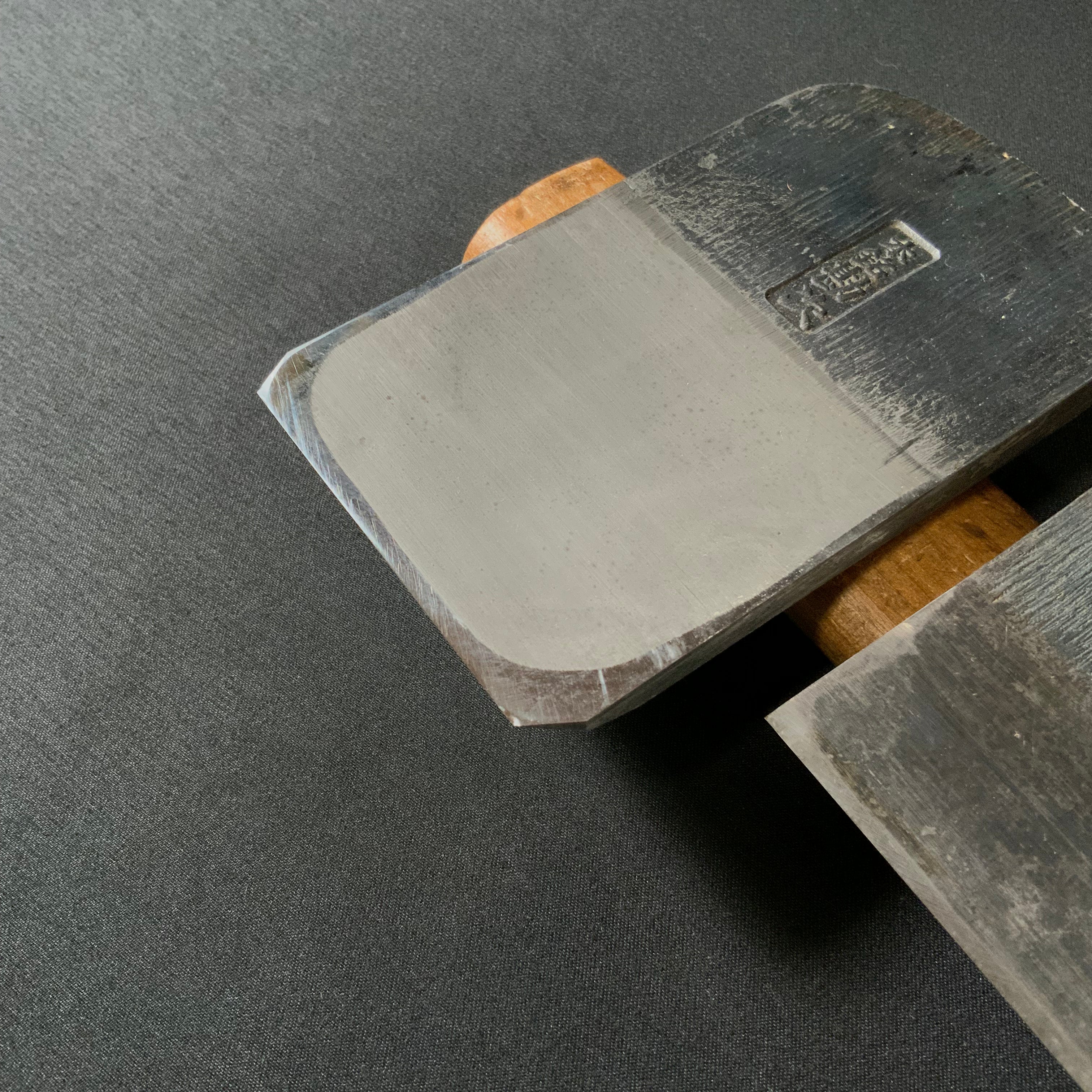 掘出し物 掘出し物 本銘勘次 仕上鉋 白樫台 65mm    Old stock Honmei-kanji Smoothing Plane (Kanna) with White Oak